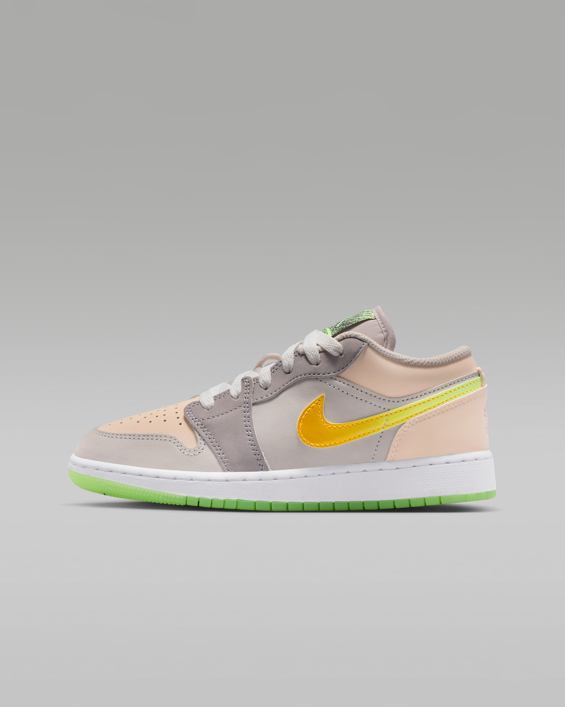 Tenis para niños grandes Air Jordan 1 Low Sneaker School - Arena desierto/Naranja ligero/Gris atmósfera/Multicolor