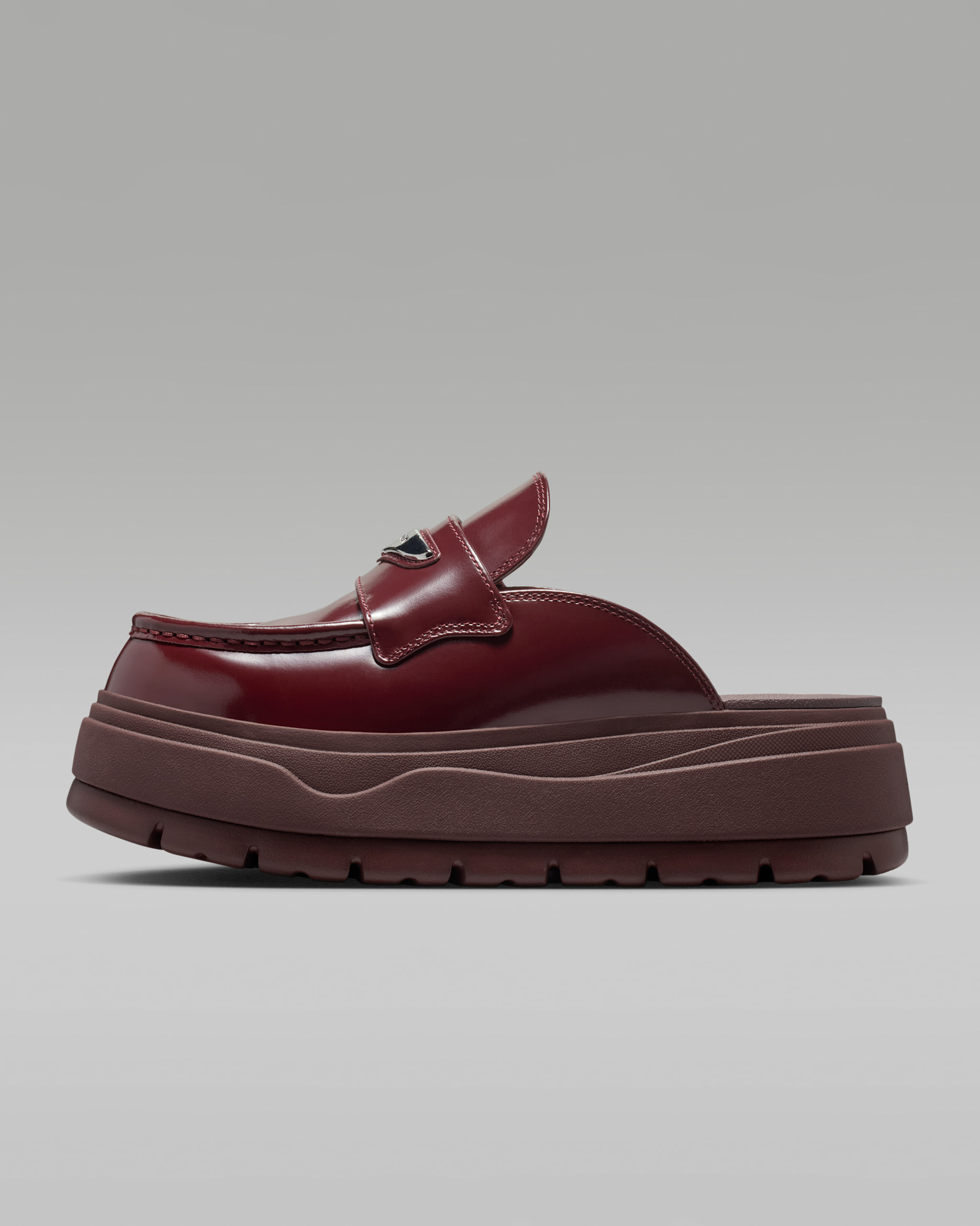 エア ジョーダン ミュール ウィメンズシューズ - ダークチームレッド/バーガンディクラッシュ/メタリックシルバー