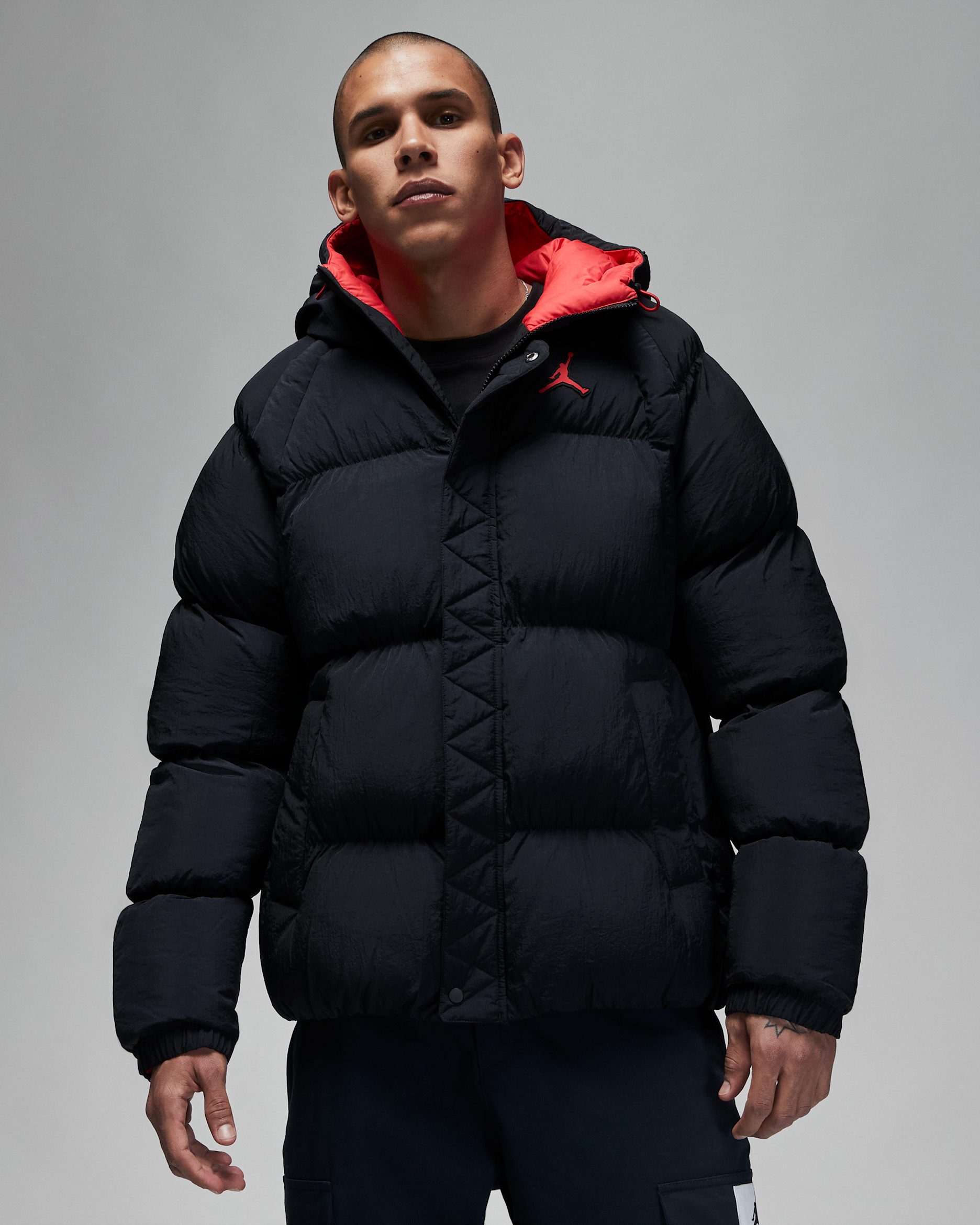ジョーダン エッセンシャル メンズ パファー ジャケット - ブラック/ファイヤーレッド/ファイヤーレッド