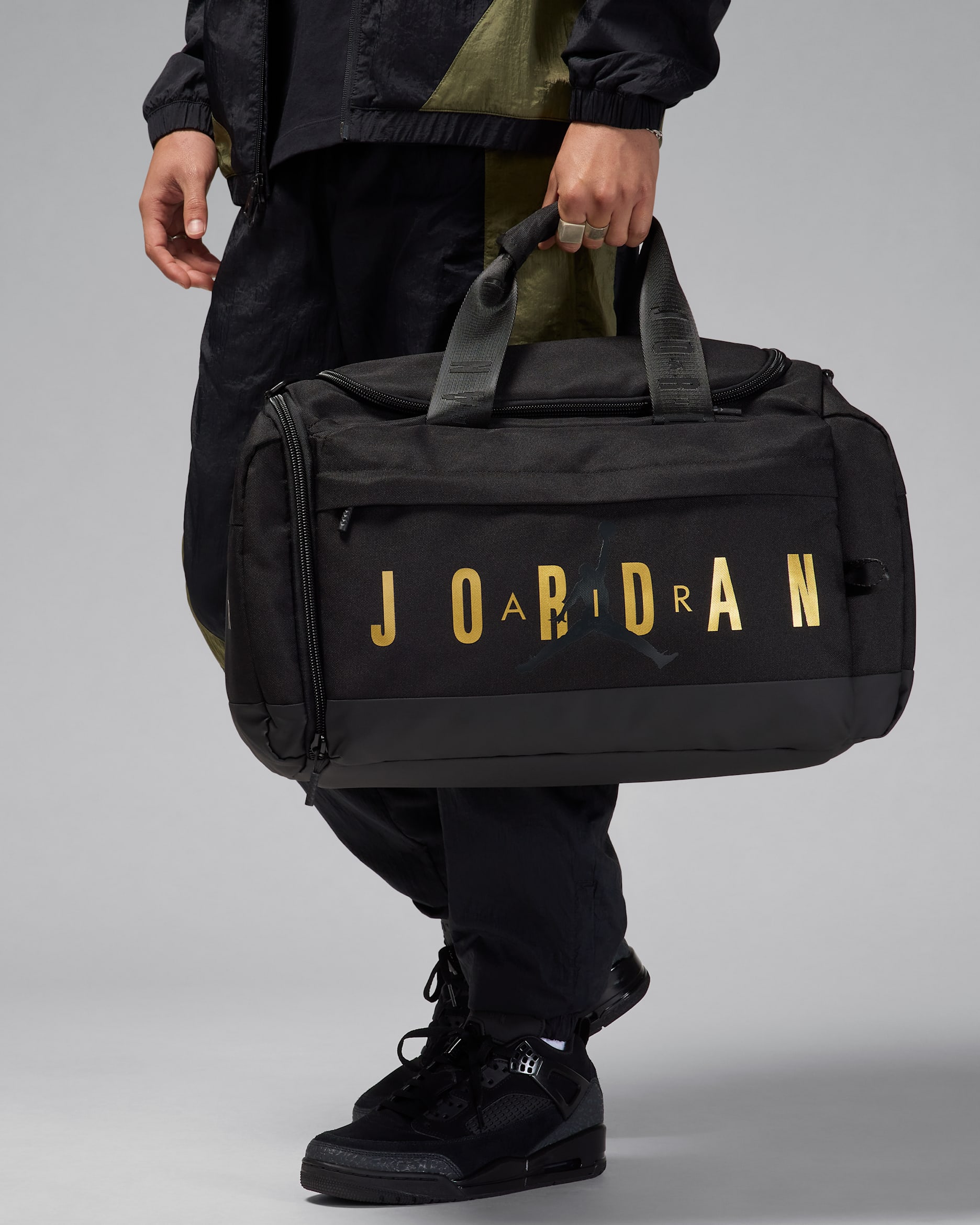 ジョーダン ダッフルバッグ (46L) - ブラック/ゴールド