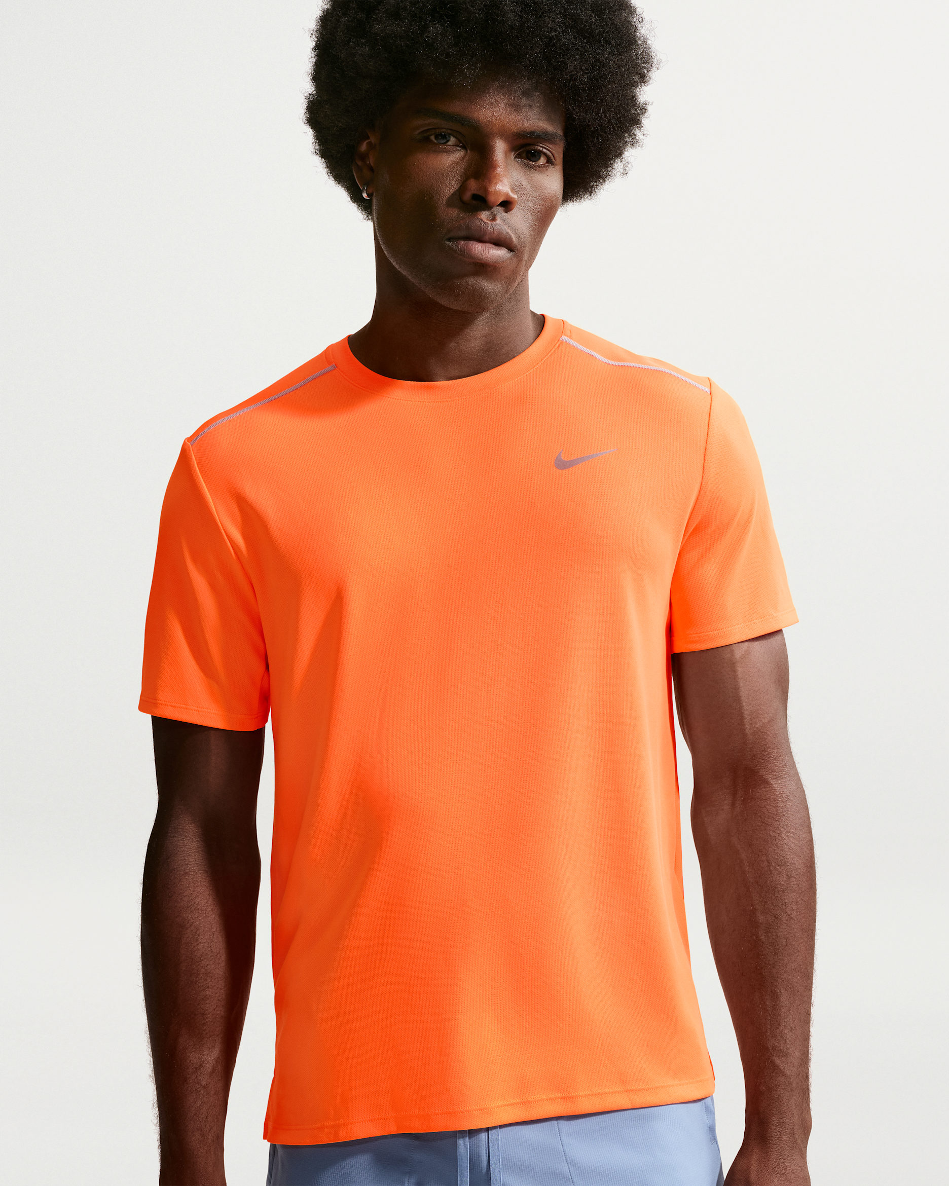 Haut de running à manches courtes et protection UV Dri-FIT Nike Miler pour homme - Total Orange/Safety Orange