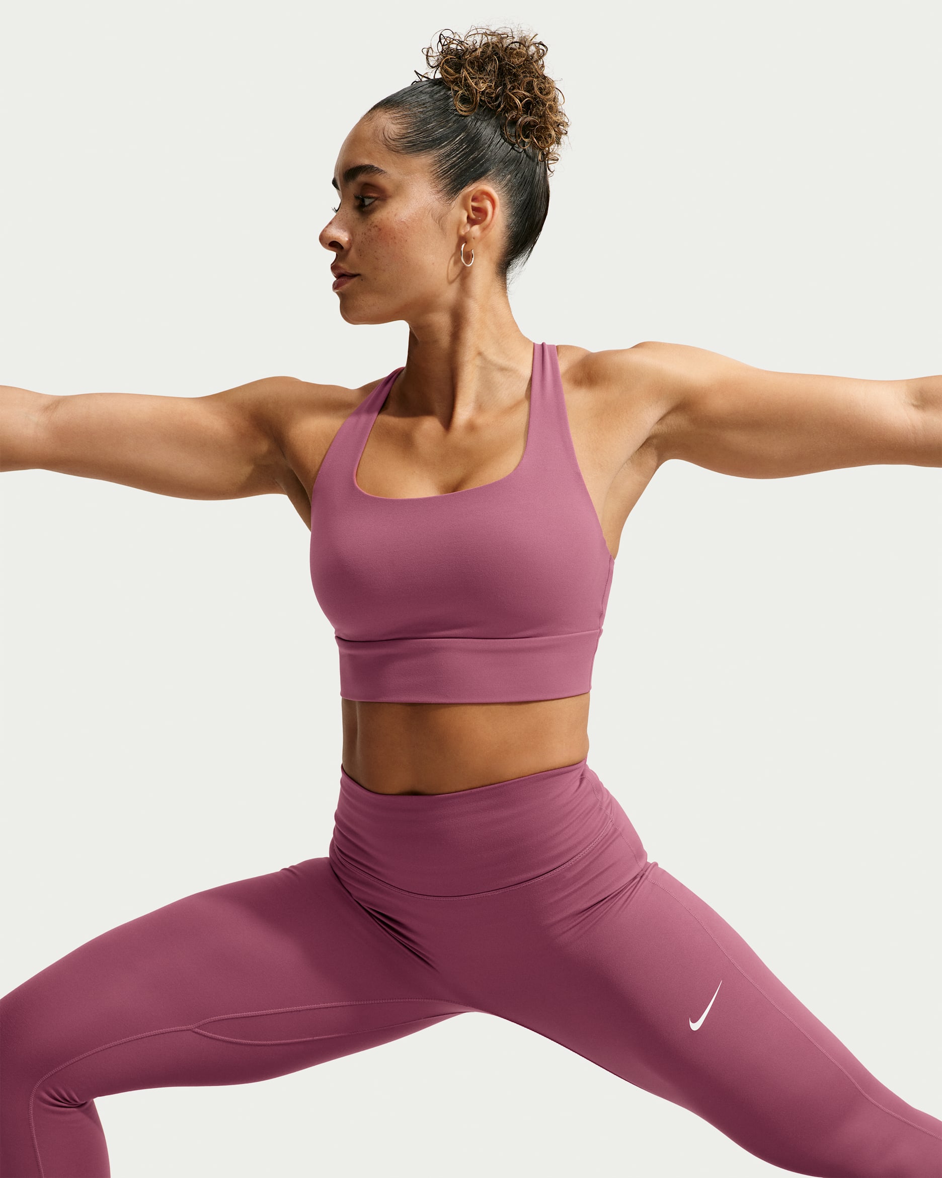 Bra deportivo de baja sujeción de líneas largas con almohadillas para mujer Nike Zenvy - Rosa humo/Blanco