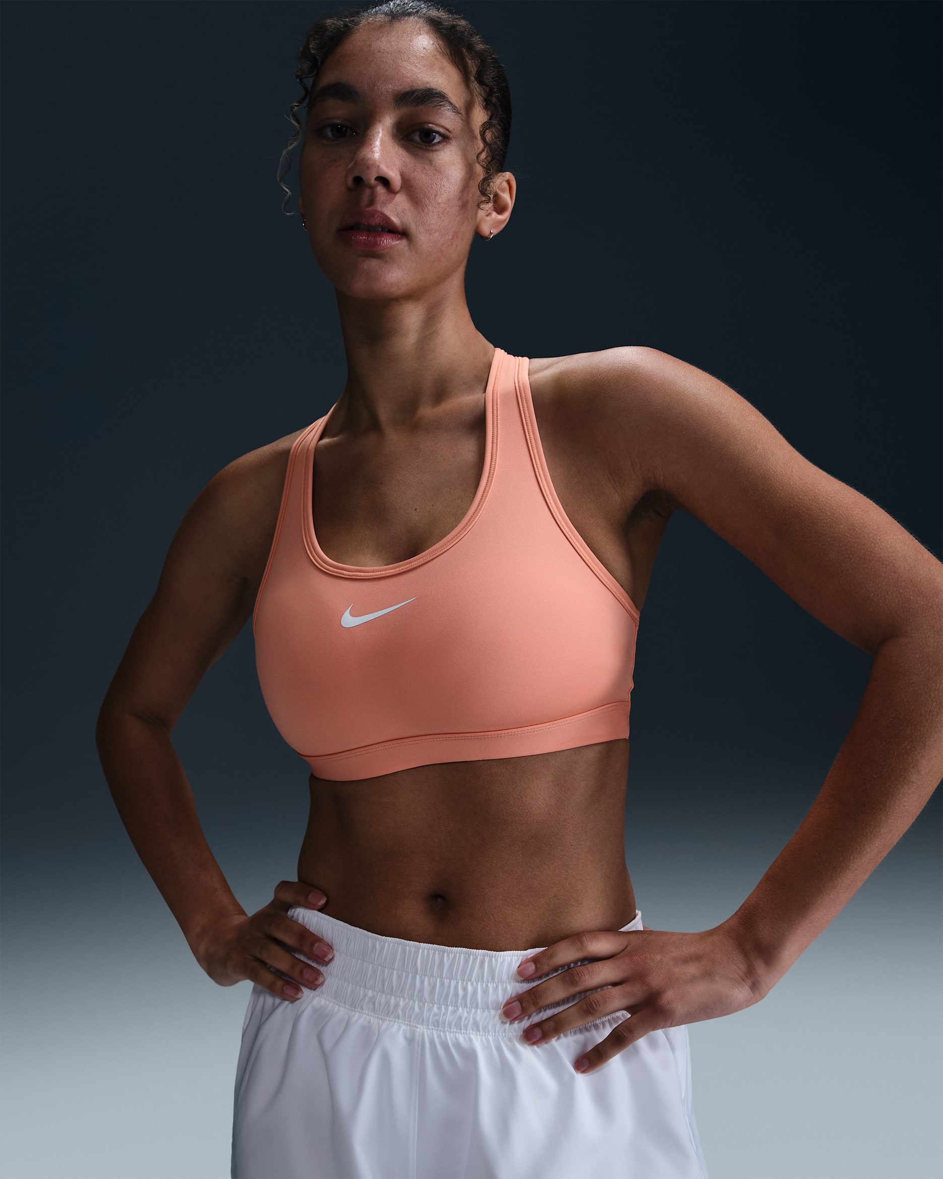 Bra deportivo con almohadilla de media sujeción para mujer Nike Swoosh - Ágata melocotón/Blanco