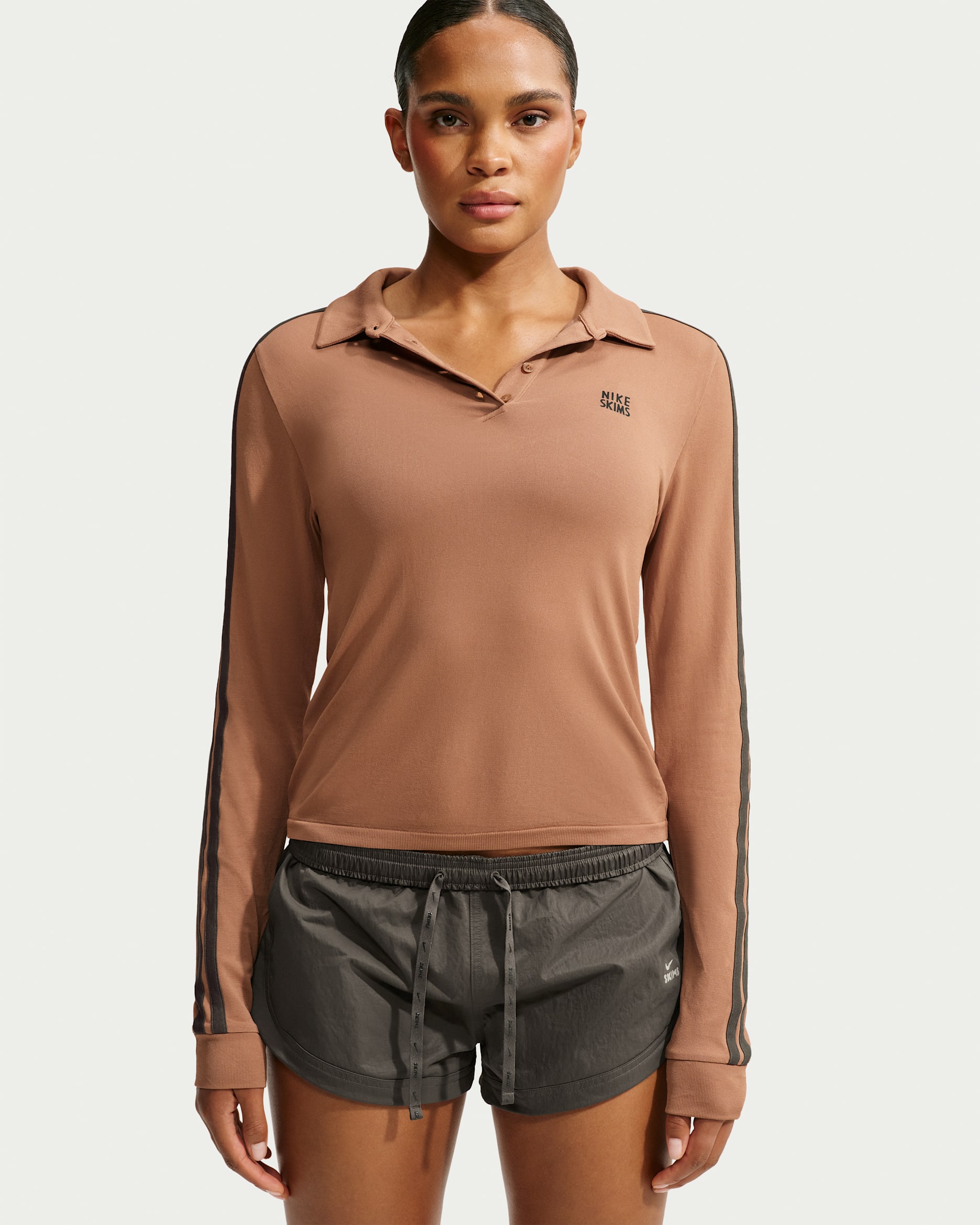 Polo de manga larga para mujer NikeSKIMS Stretch Knit - NSKM Carob Brown/NSKM Boulder