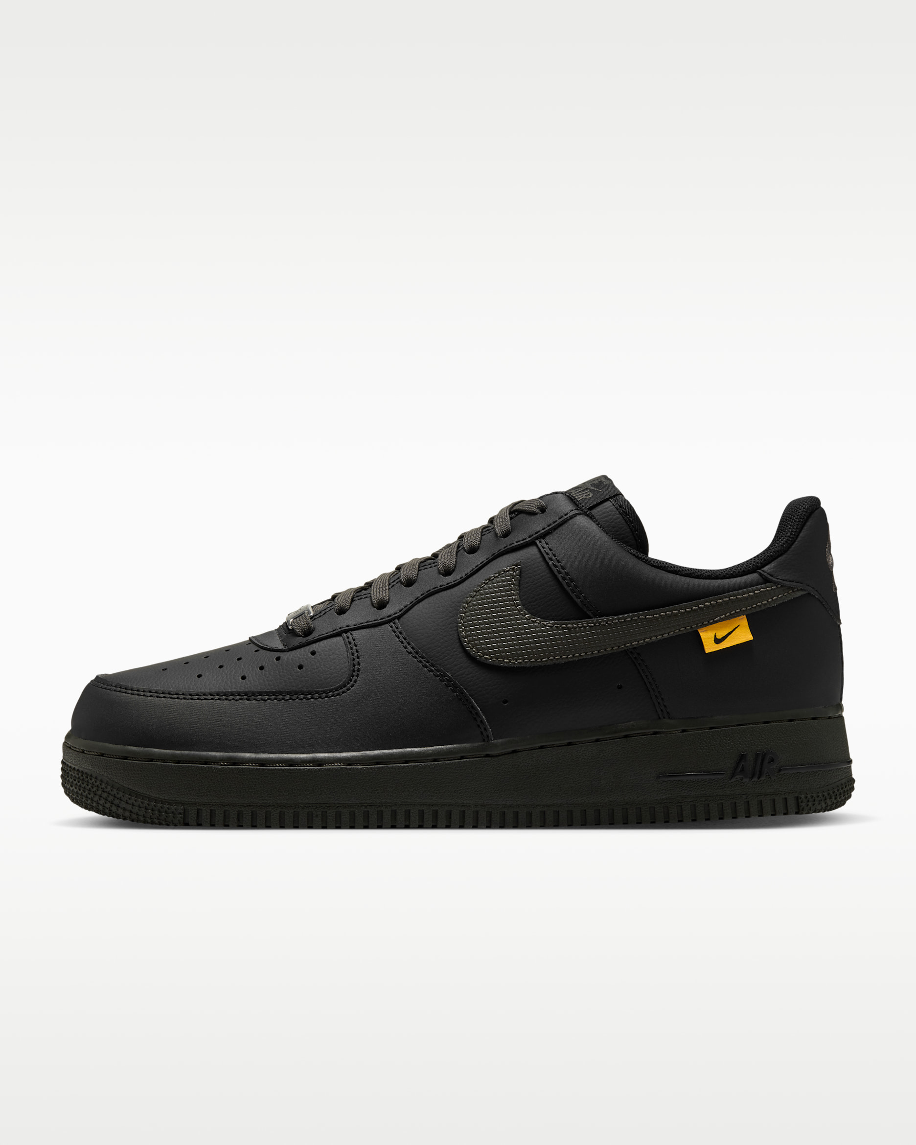 Tenis para hombre Nike Air Force 1 '07 - Negro/Plata metalizado/Naranja láser/Periódico