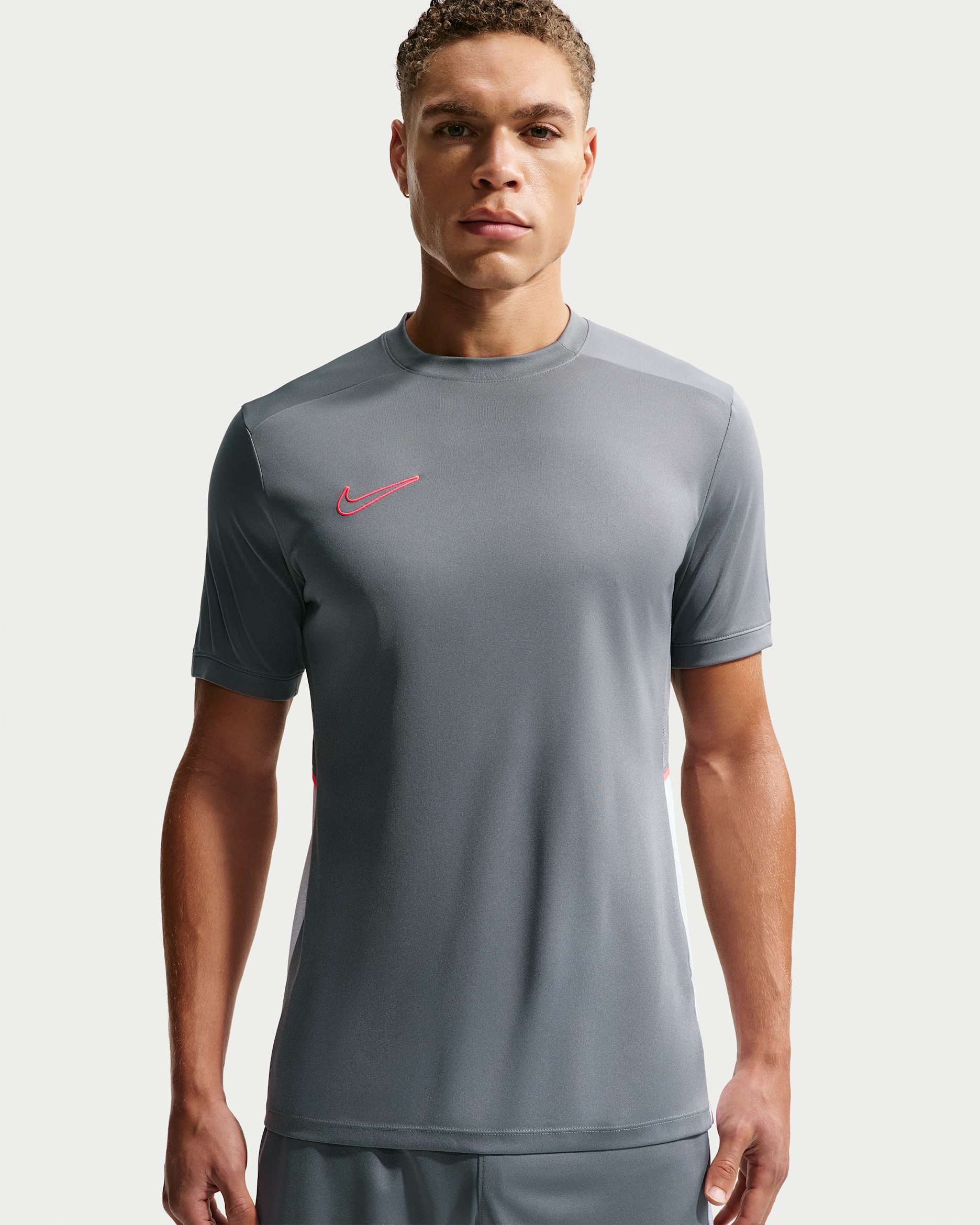 Playera de futbol de manga corta Dri-FIT para hombre Nike Academy - Gris humo/Blanco/Ponche cálido/Ponche cálido