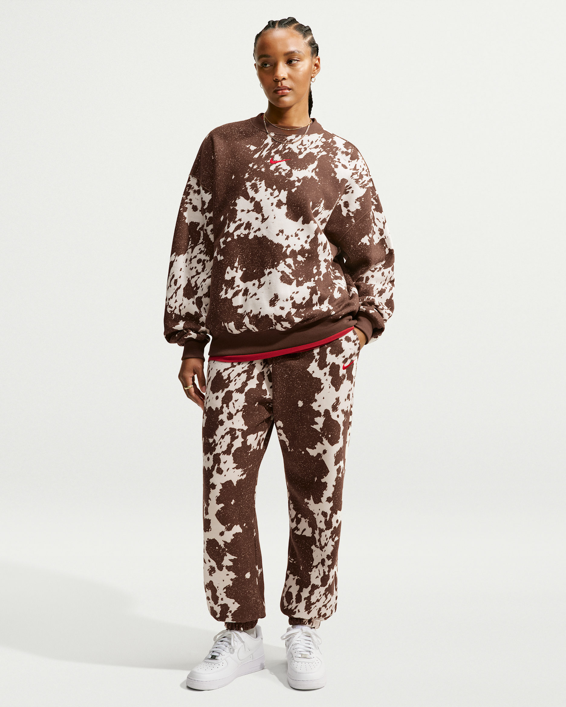 Pants de tiro alto oversized con puño para mujer Nike Studio Fleece Medium Weight - Cacao impresionante/Rojo universitario