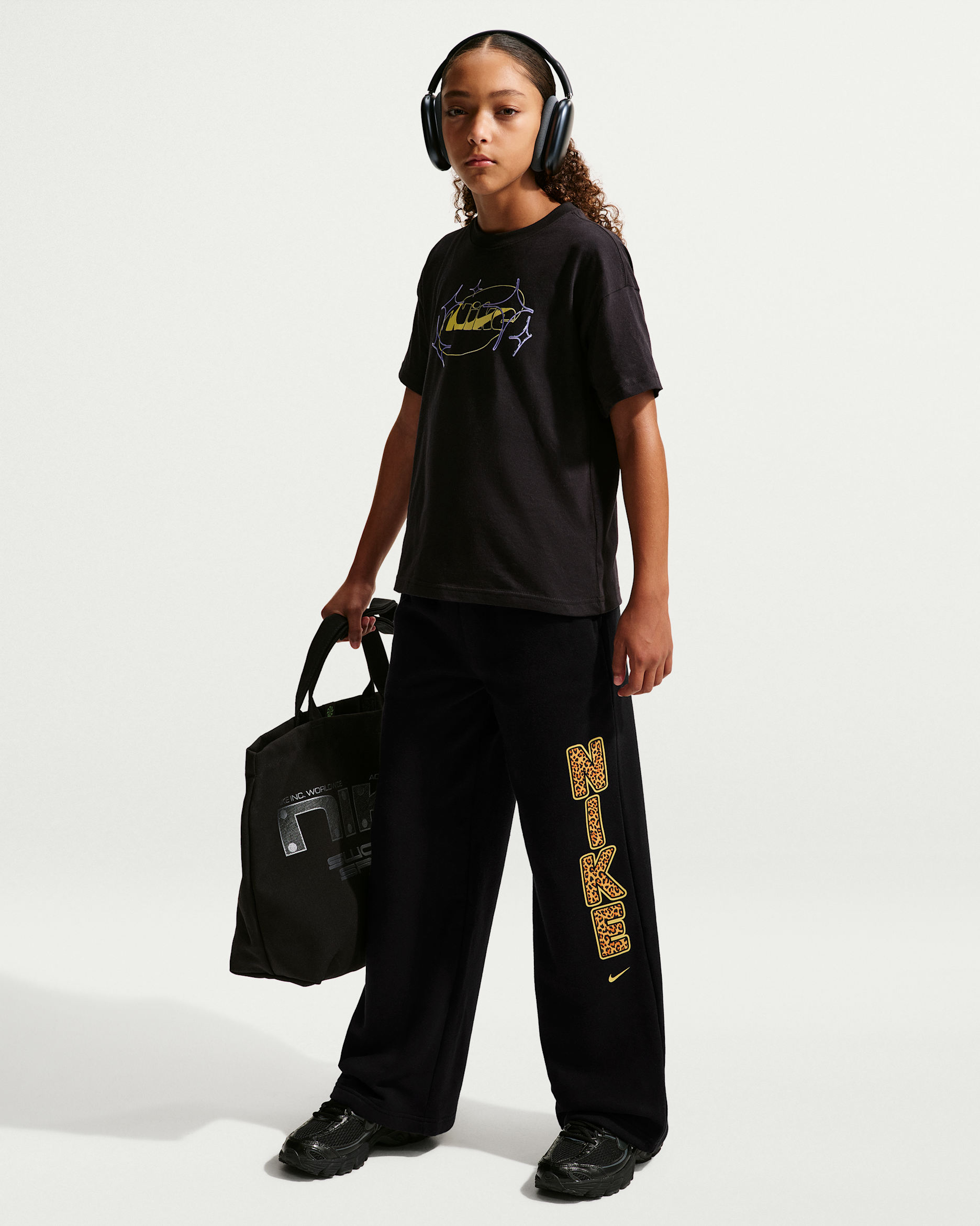 Pants de tejido Fleece con dobladillo abierto para niña talla grande Nike Sportswear Studio - Negro
