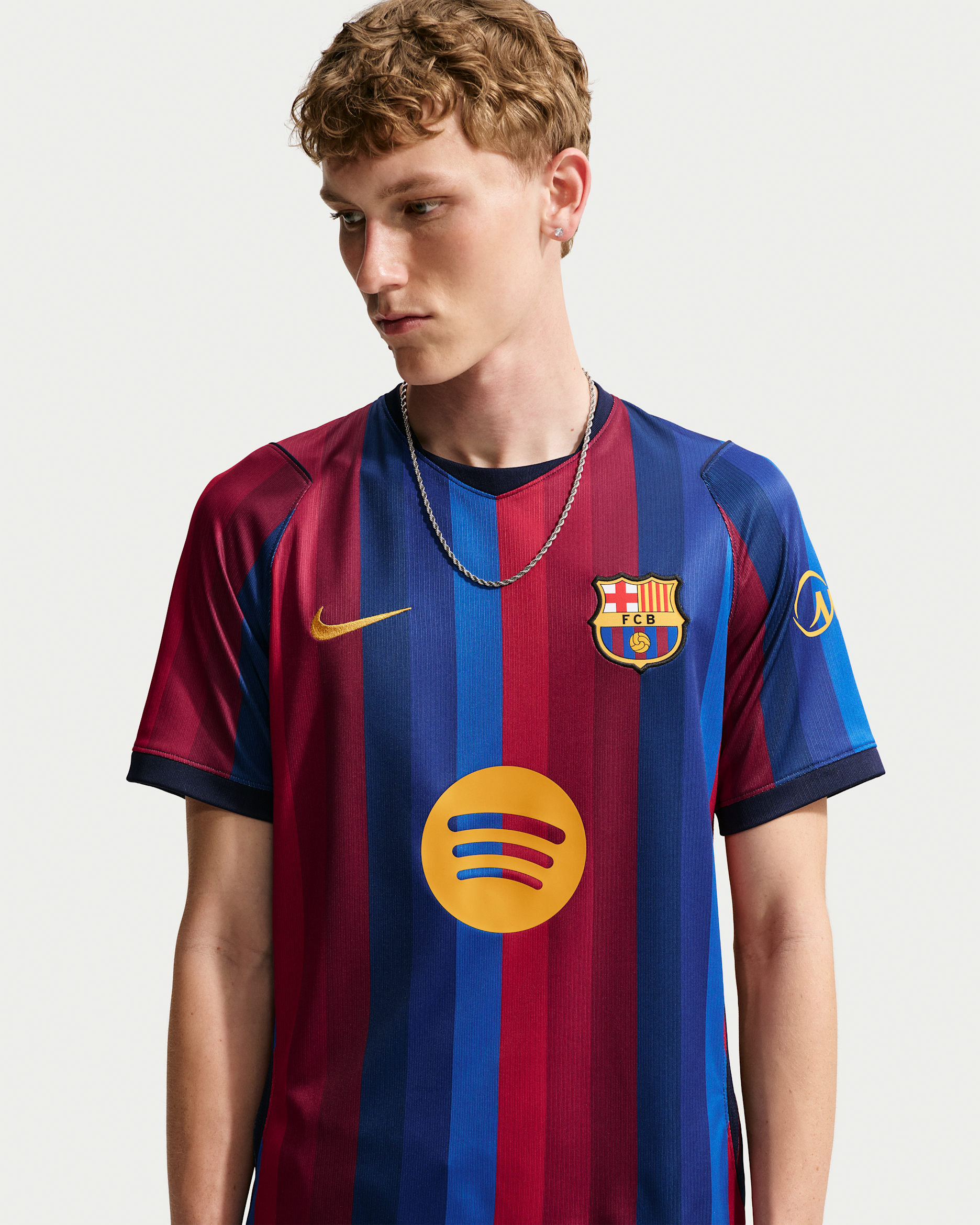FCバルセロナ 2026/27 スタジアム ホーム メンズ ナイキ Dri-FIT サッカー レプリカ ユニフォーム - ディープガーネット/ブルーボイド/ブラッケンドブルー/ミネラルイエロー