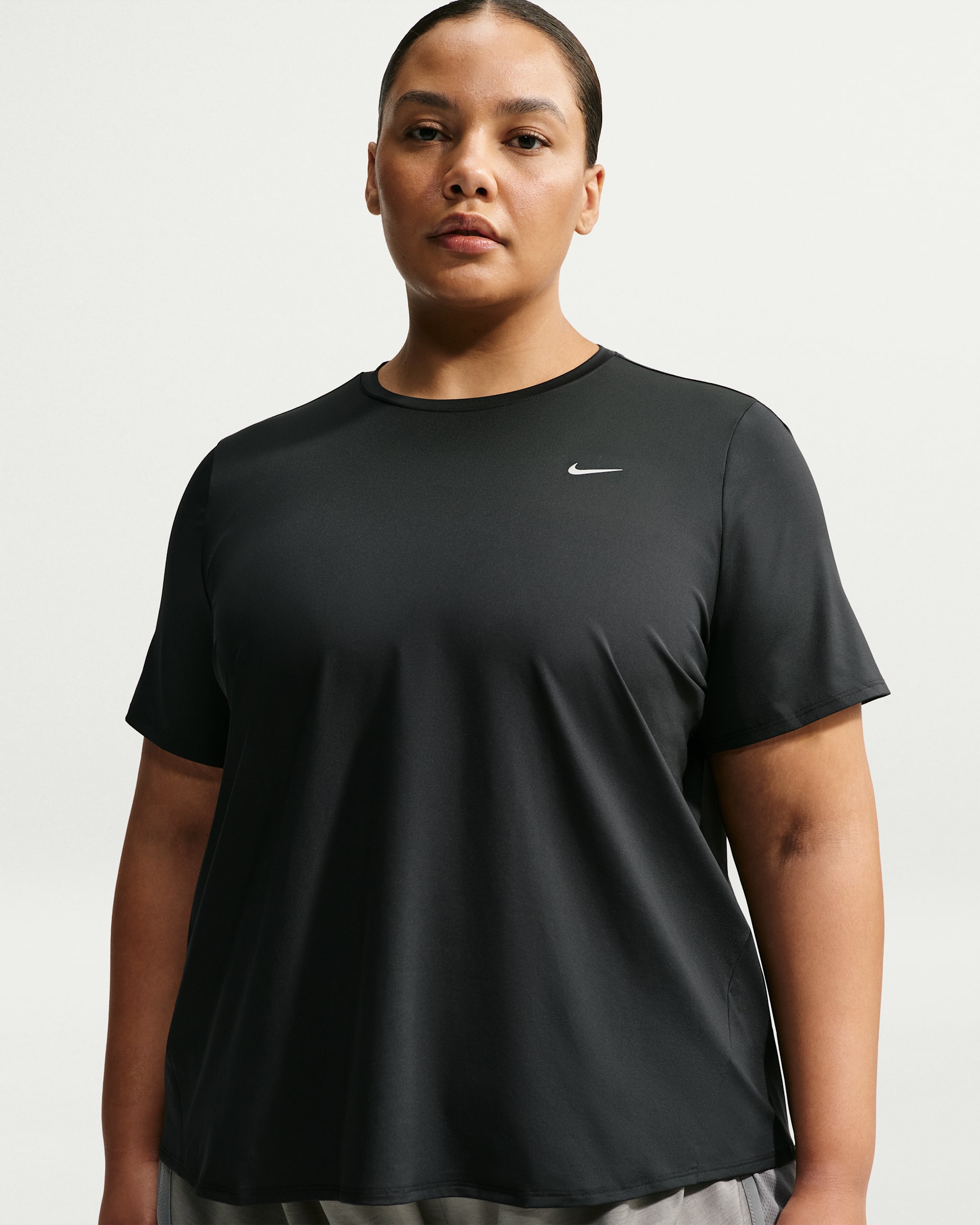 Playera de correr Dri-FIT para mujer (talla grande) Nike Swift - Negro