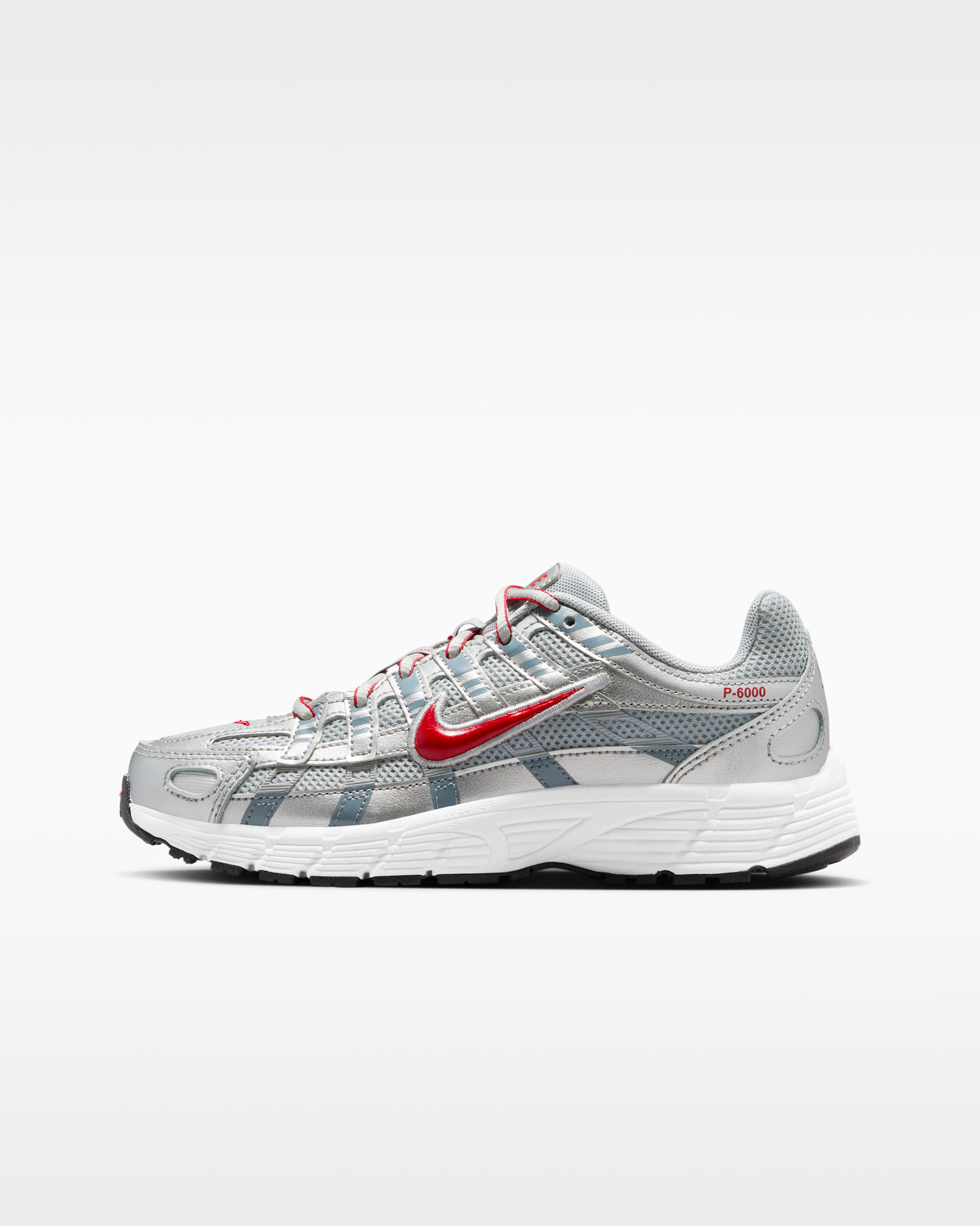 Tenis para niños grandes Nike P-6000 - Plata metalizado/Plata liso/Gris azulado/Rojo gimnasio