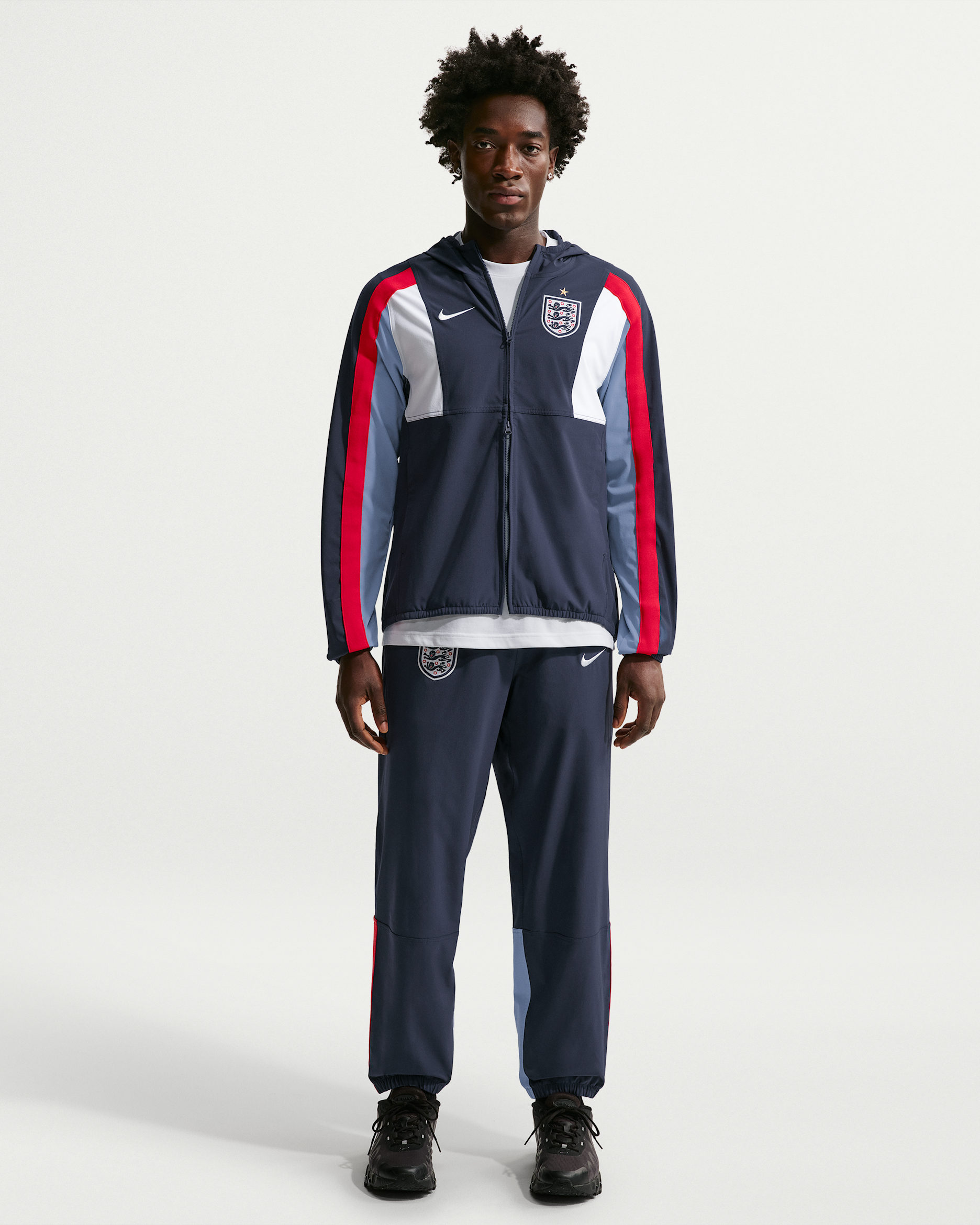 Pants de fútbol Nike Dri-FIT de tejido Woven para hombre England Energy - Obsidiana/Azul de trabajo/Rojo velocidad/Blanco