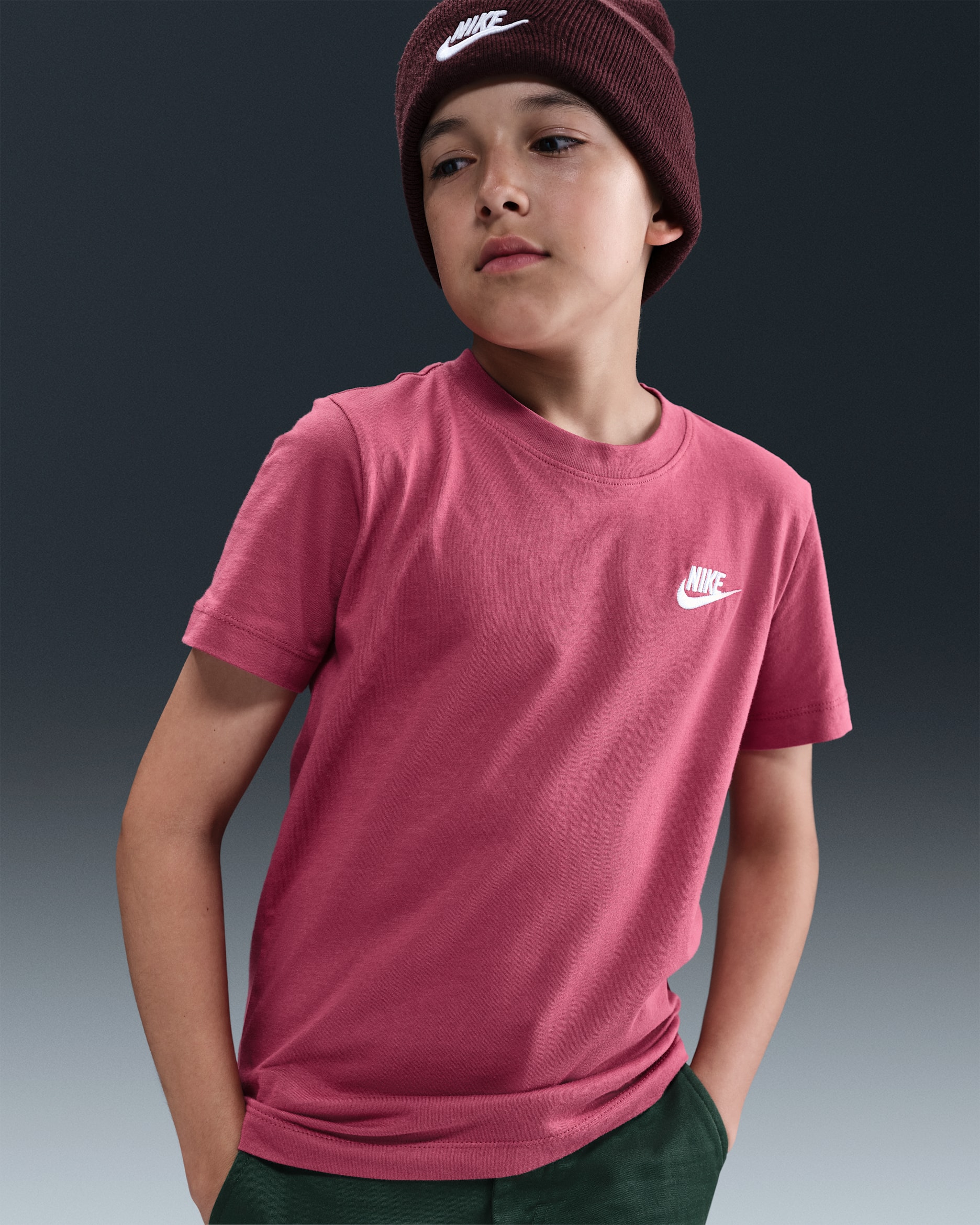 Playera para niños talla grande Nike Sportswear - Remolacha dulce