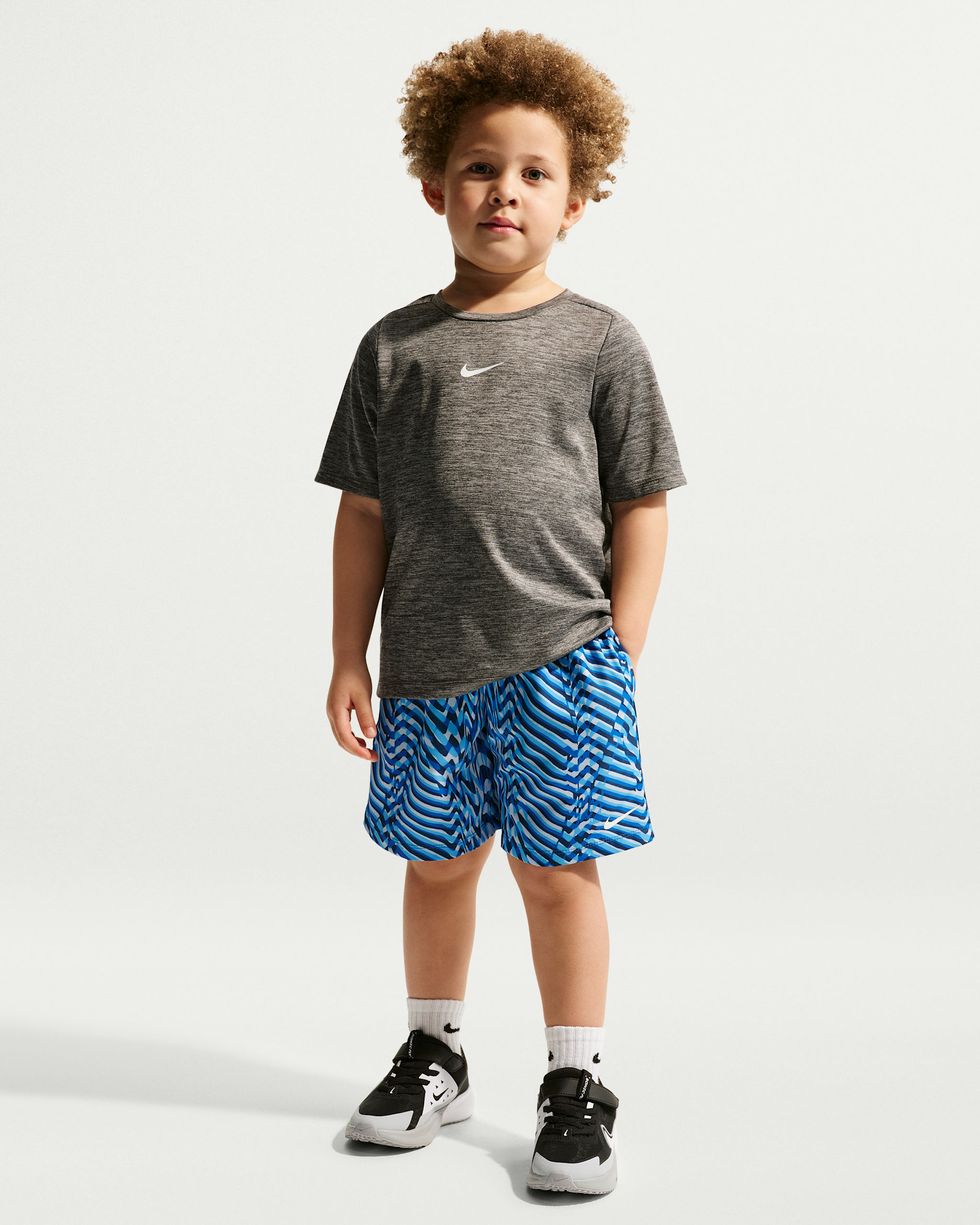 Shorts de tejido Woven Dri-FIT para niños talla pequeña Nike Bold Move - Royal juego