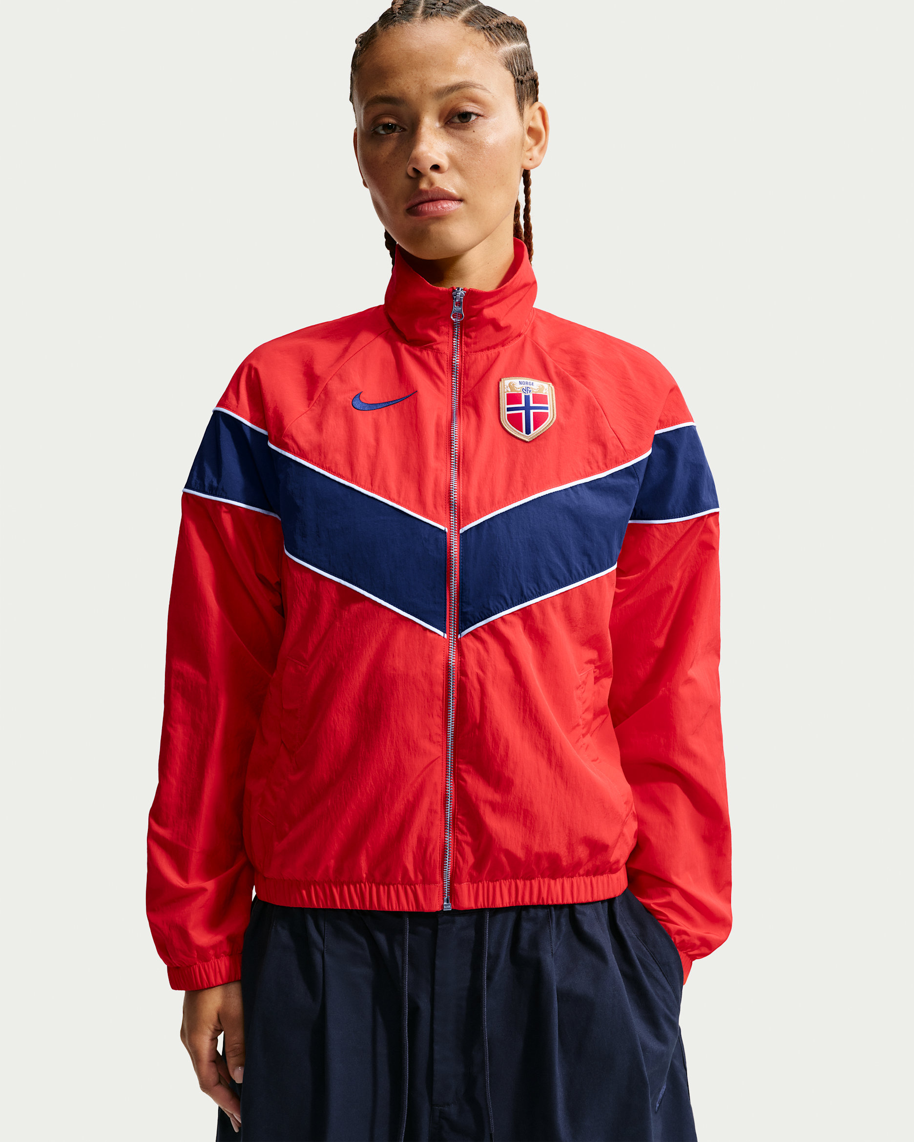 Chamarra de fútbol Nike de tejido Woven con protección contra los rayos UV para mujer Noruega Windrunner - Rojo chile/Azul vacío/Blanco/Azul vacío