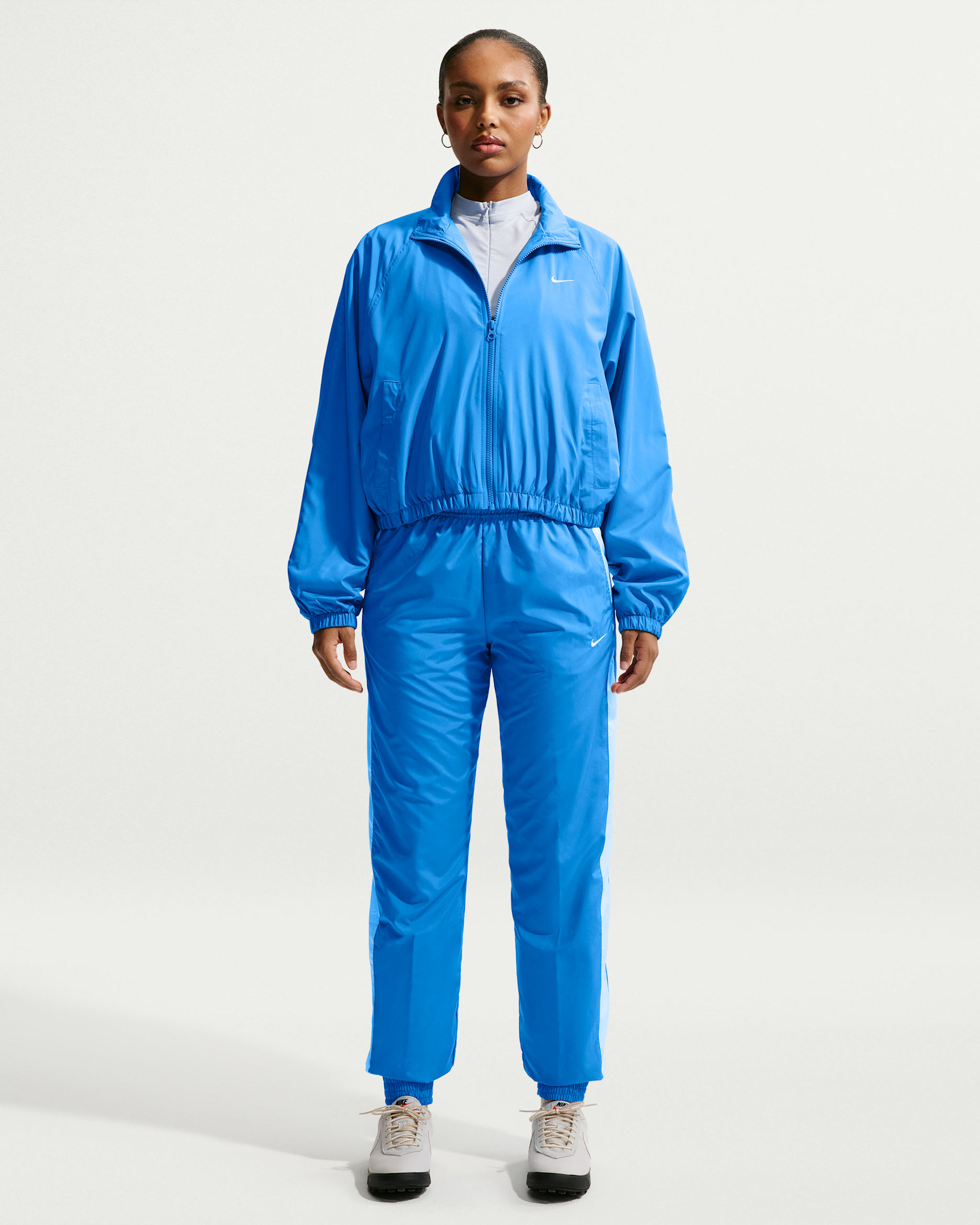 Joggers de tiro medio holgados con protección contra los rayos UV para mujer Nike Sportswear Classic Wovens - Azul foto claro/Blanco/Vela