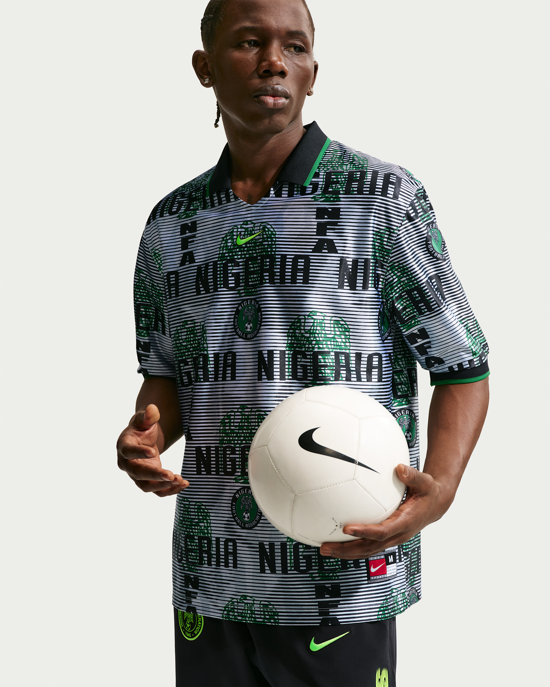 Playera de fútbol de manga corta Nike Dri-FIT Nigeria Energy para hombre - Blanco/Negro/Verde pino/Verde eléctrico