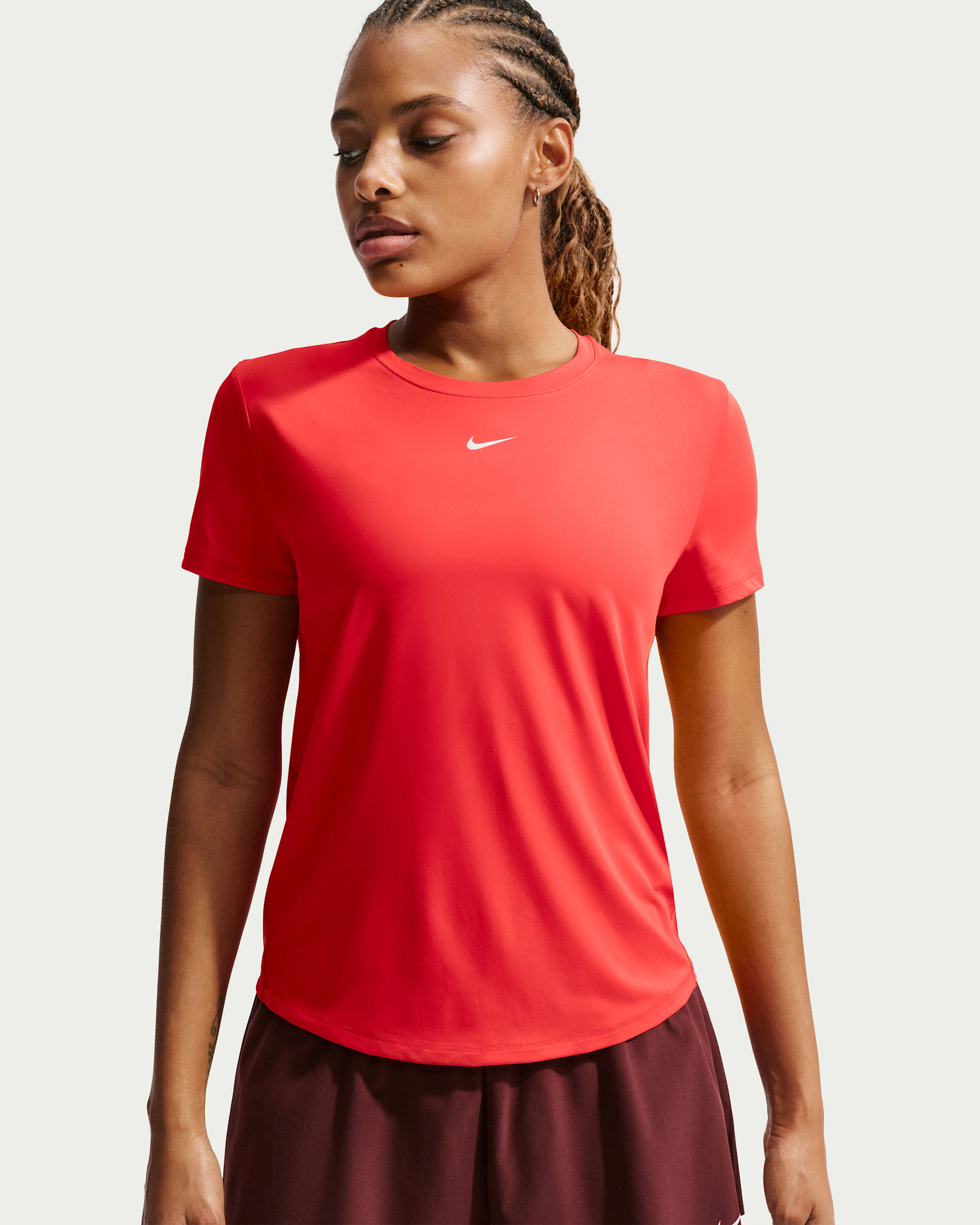 Playera de manga corta Dri-FIT para mujer Nike One Classic - Carmesí claro/Blanco
