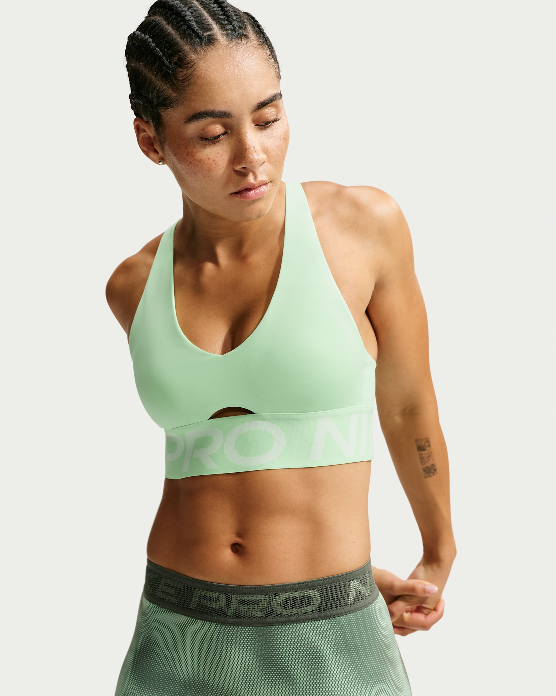 Bra deportivo con almohadillas de media sujeción para mujer Nike Pro Sculpt - Pepino calma/Blanco