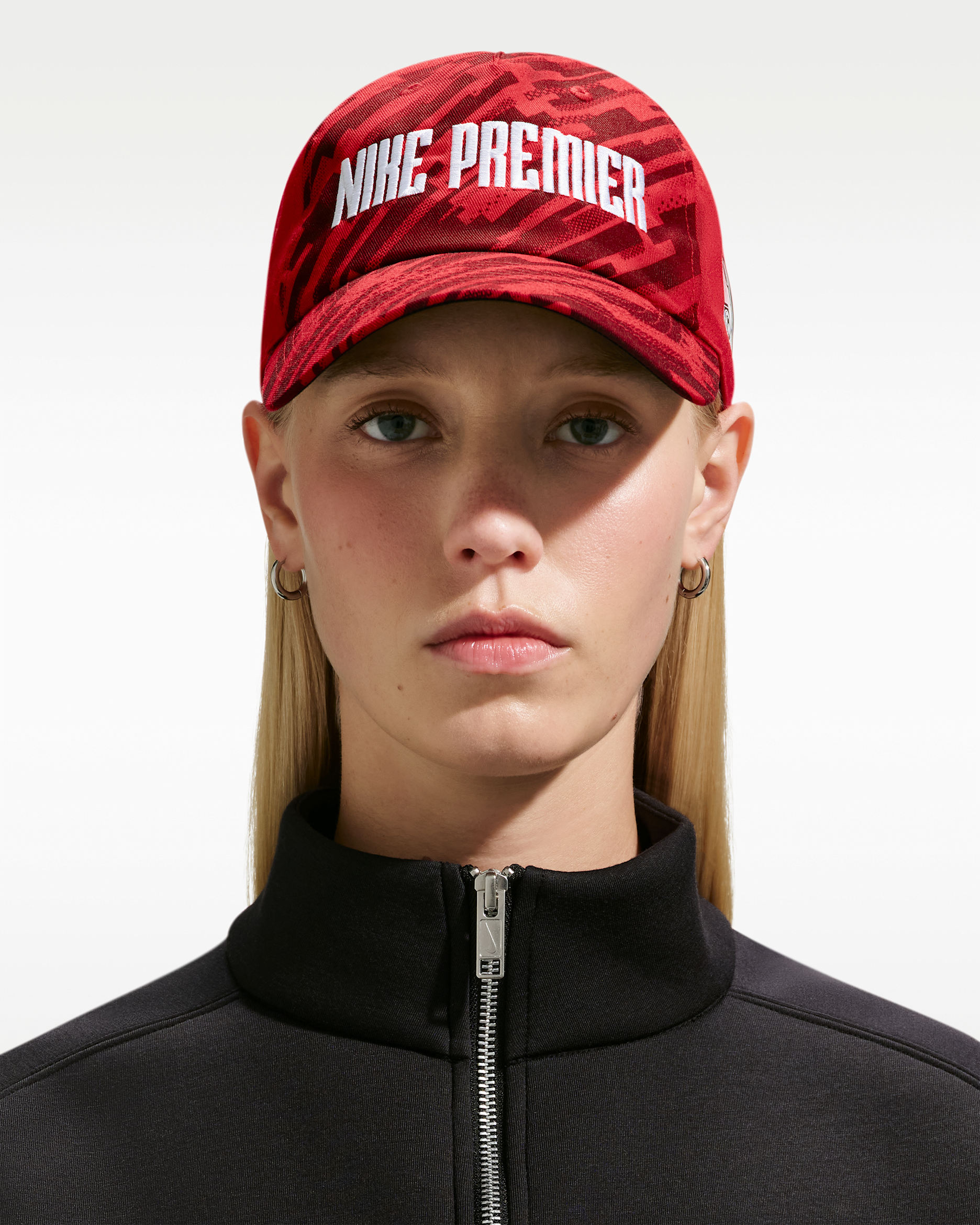 หมวกแก๊ปฟุตบอลไร้โครง Nike Club Premier - University Red/Mystic Dates/ขาว
