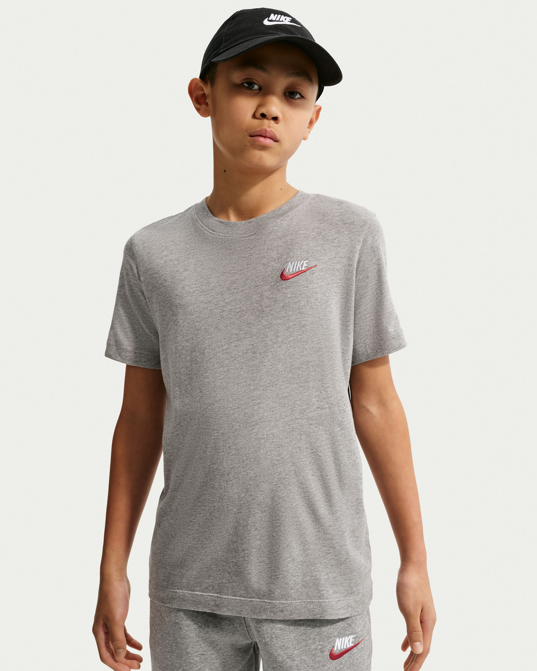 Playera para niños talla grande Nike Sportswear - Gris oscuro jaspeado/Blanco/Rojo universitario