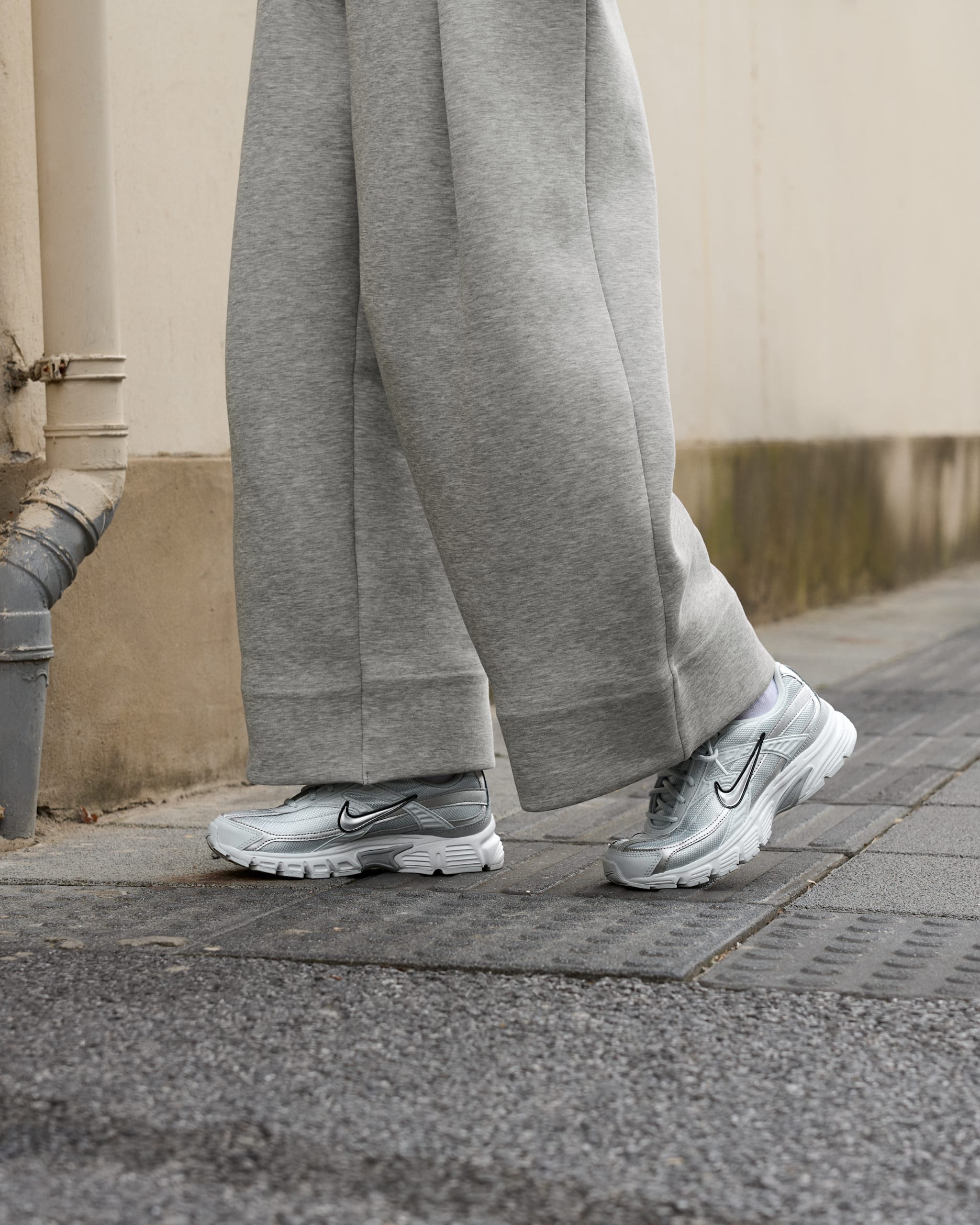 Tenis para mujer Nike Initiator Premium - Platino puro/Sombrío apagado/Gris lobo/Plata metalizado