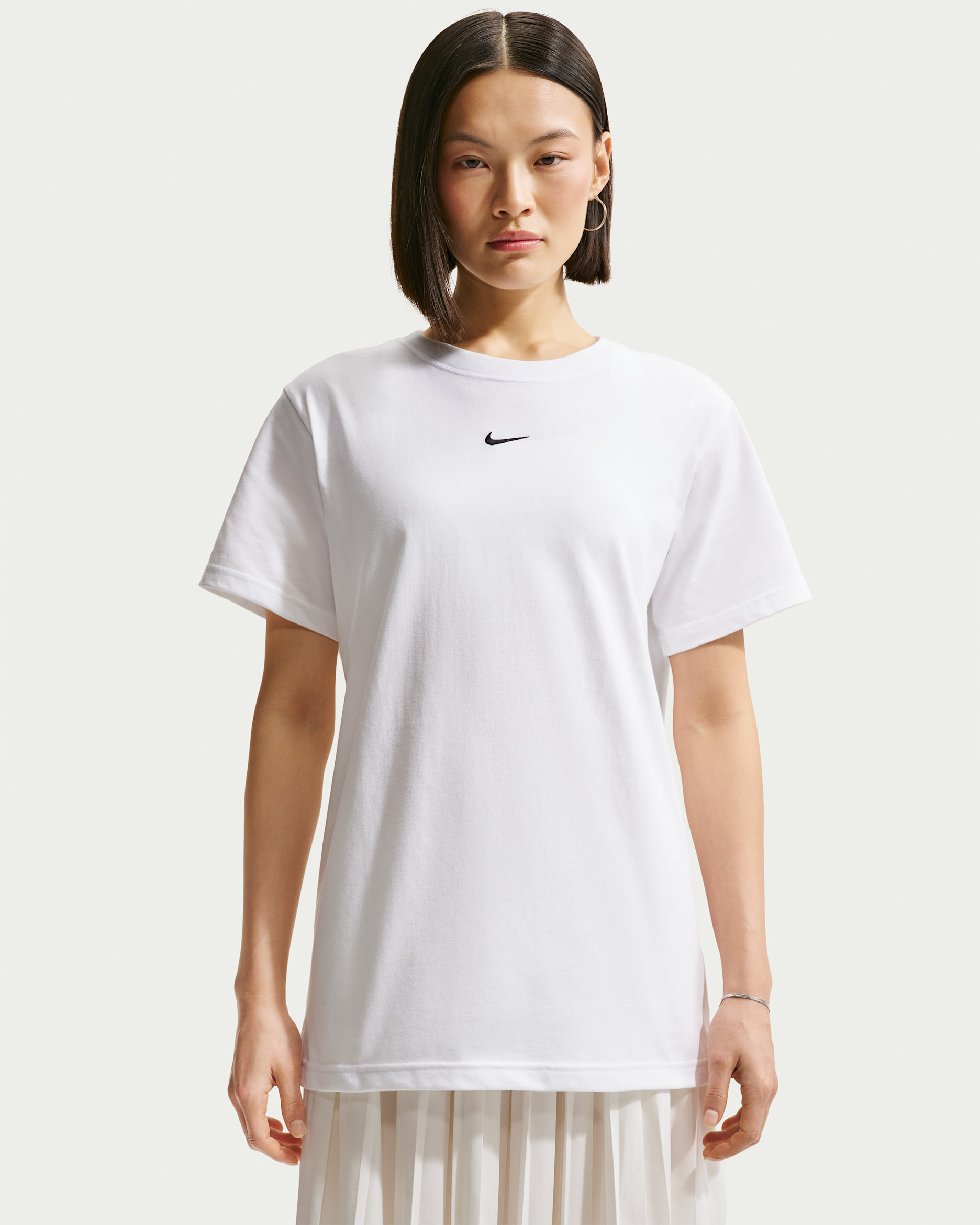 เสื้อยืดแขนสั้นทรงโอเวอร์ไซส์ผู้หญิง Nike Sportswear (พลัสไซส์) - ขาว/ดำ