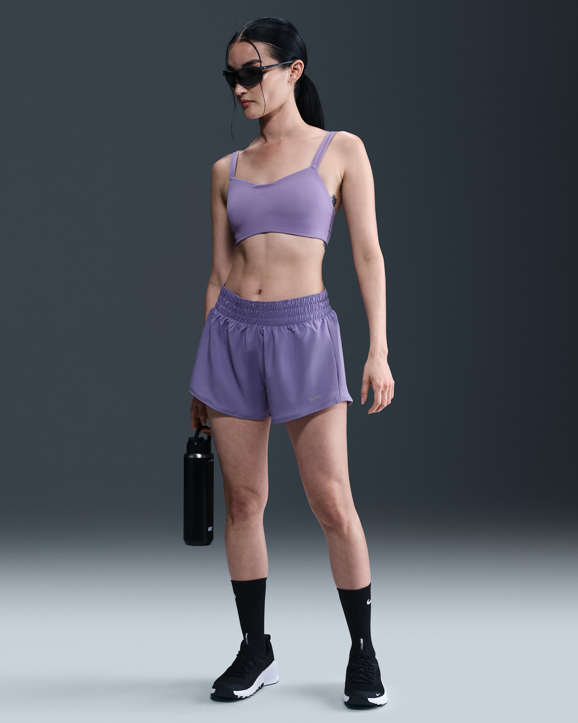 Shorts con forro de ropa interior Dri-FIT de tiro medio de 8 cm para mujer Nike One - Amatista empolvado