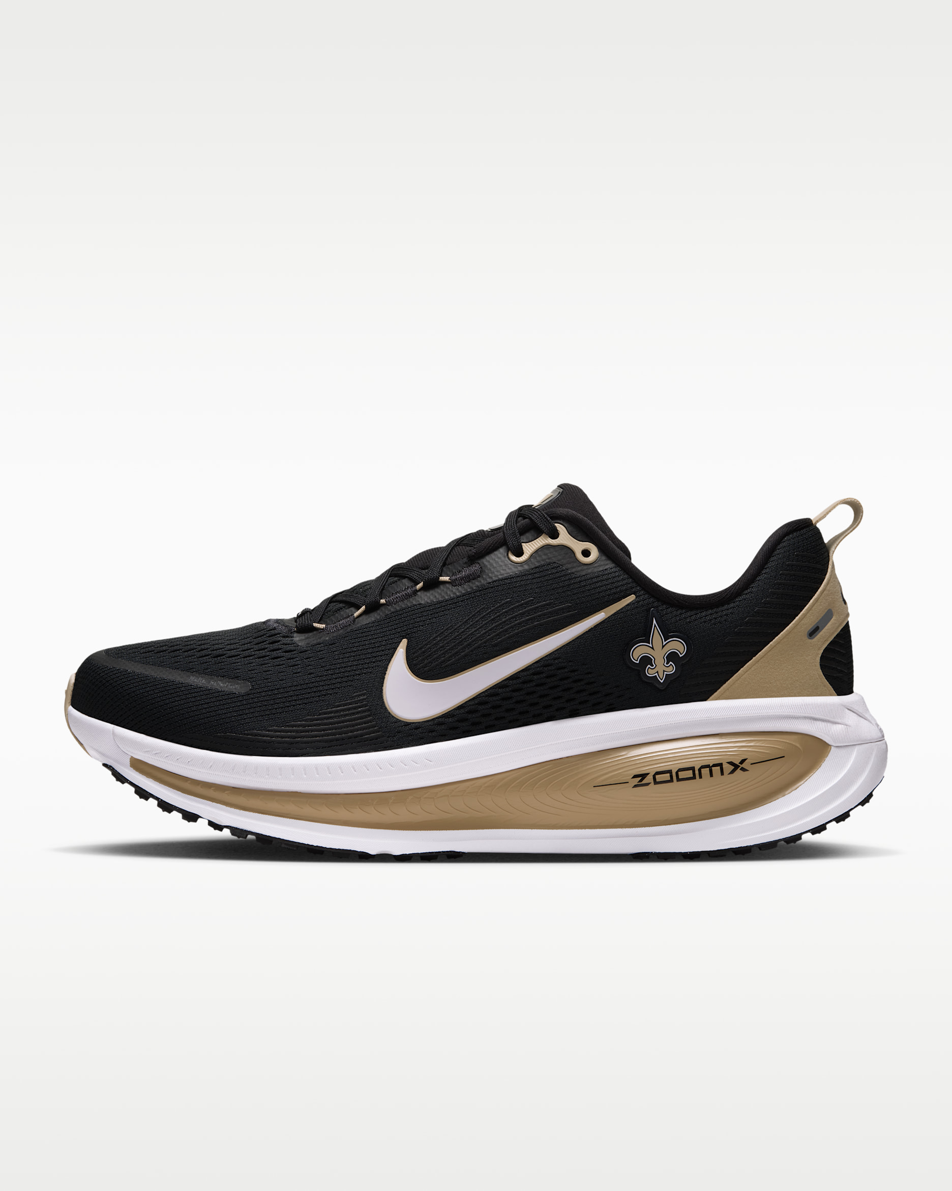 Tenis de correr en pavimento de la NFL para hombre Nike Vomero 18 (New Orleans Saints) - Negro/Oro team/Blanco