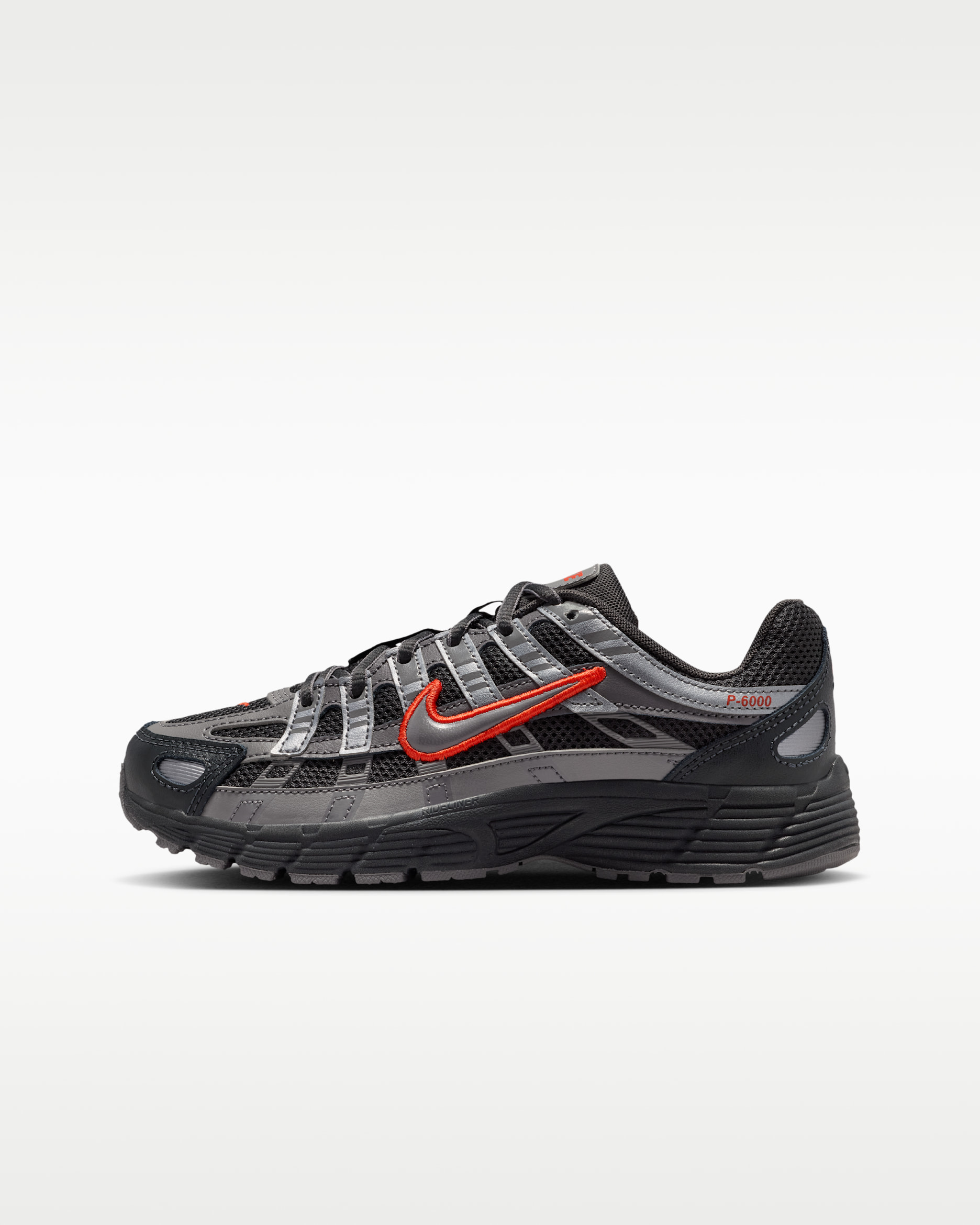 Tenis para niños grandes Nike P-6000 - Antracita/Rojo picante/Gris azulado metálico/Punta de Lápiz