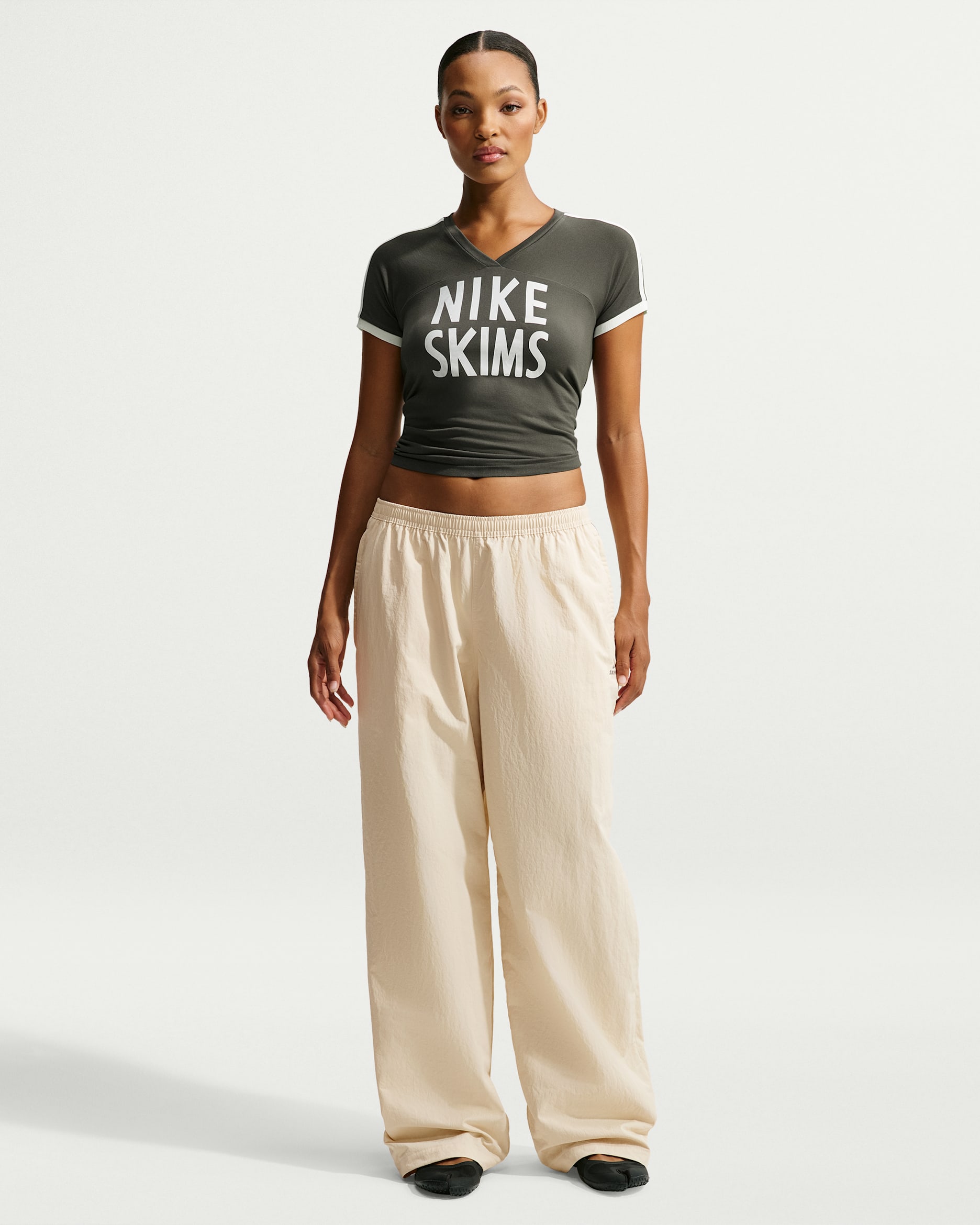 NikeSKIMS Crunchy Nylon damebukse med vide ben - NSKM Parchment
