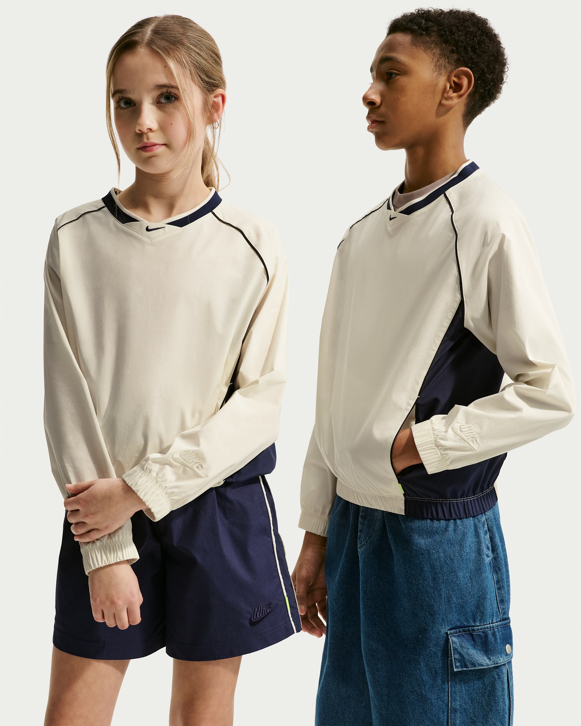 나이키 스포츠웨어 주니어 우븐 브이넥 긴팔 탑 - 소프트 펄/미드나이트 네이비/블랙/소프트 펄