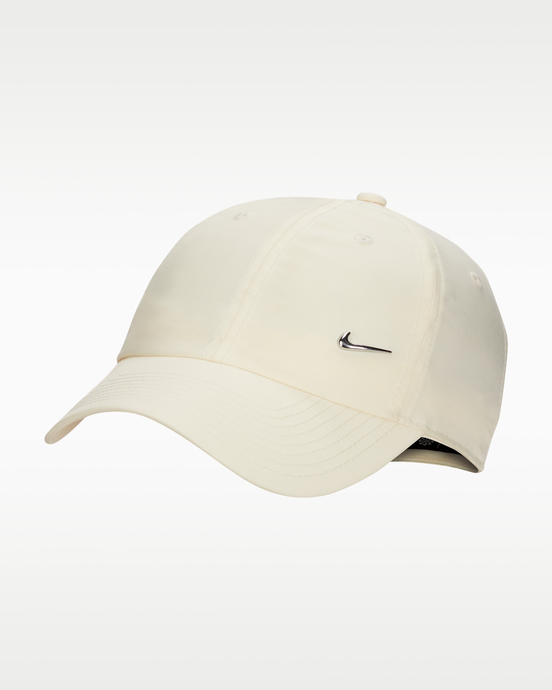 หมวกแก๊ปไร้โครงพร้อม Swoosh โลหะ Nike Dri-FIT Club - Coconut Milk/Metallic Silver
