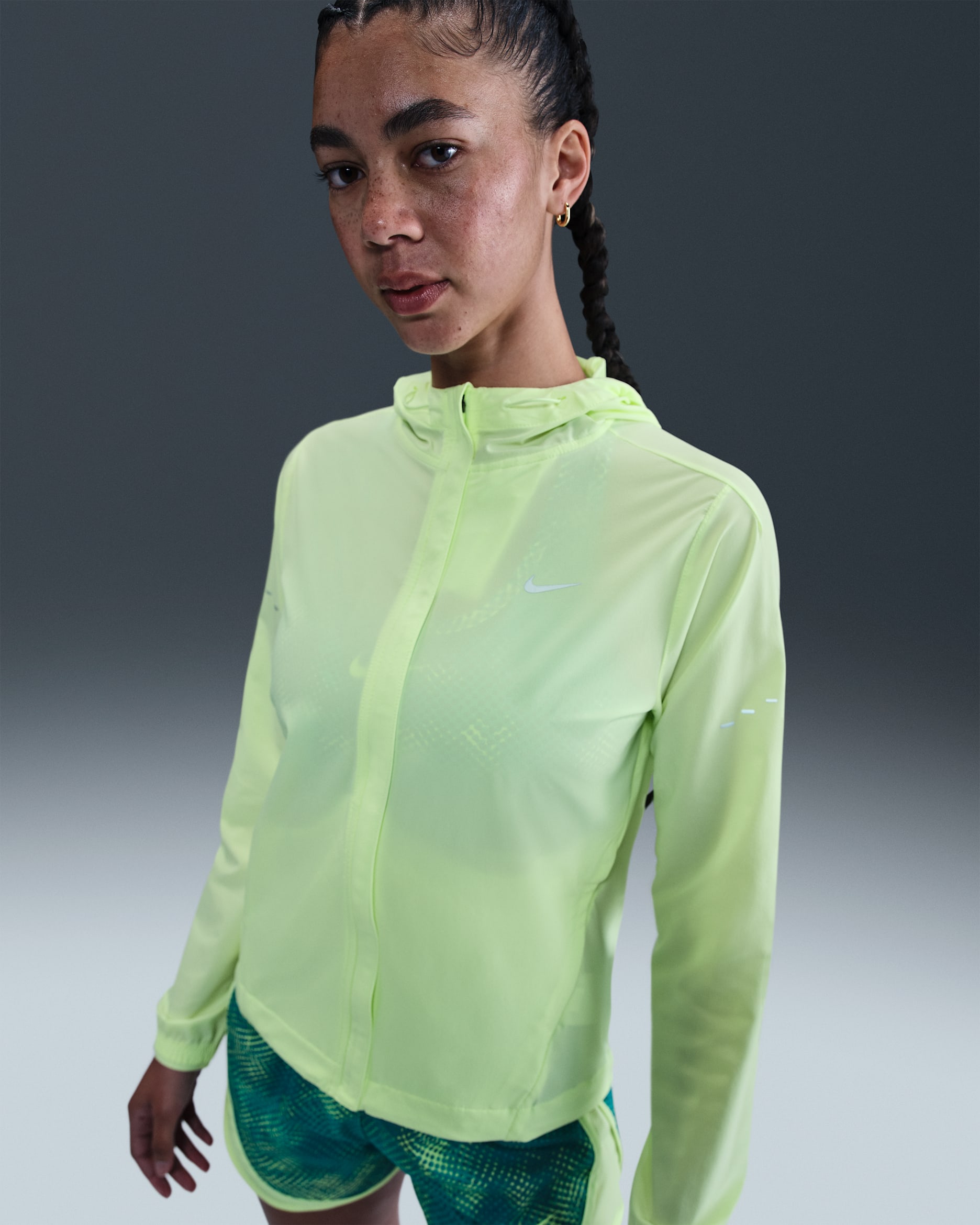 Chamarra de correr Repel plegable para mujer Nike Swift - Voltio ligero