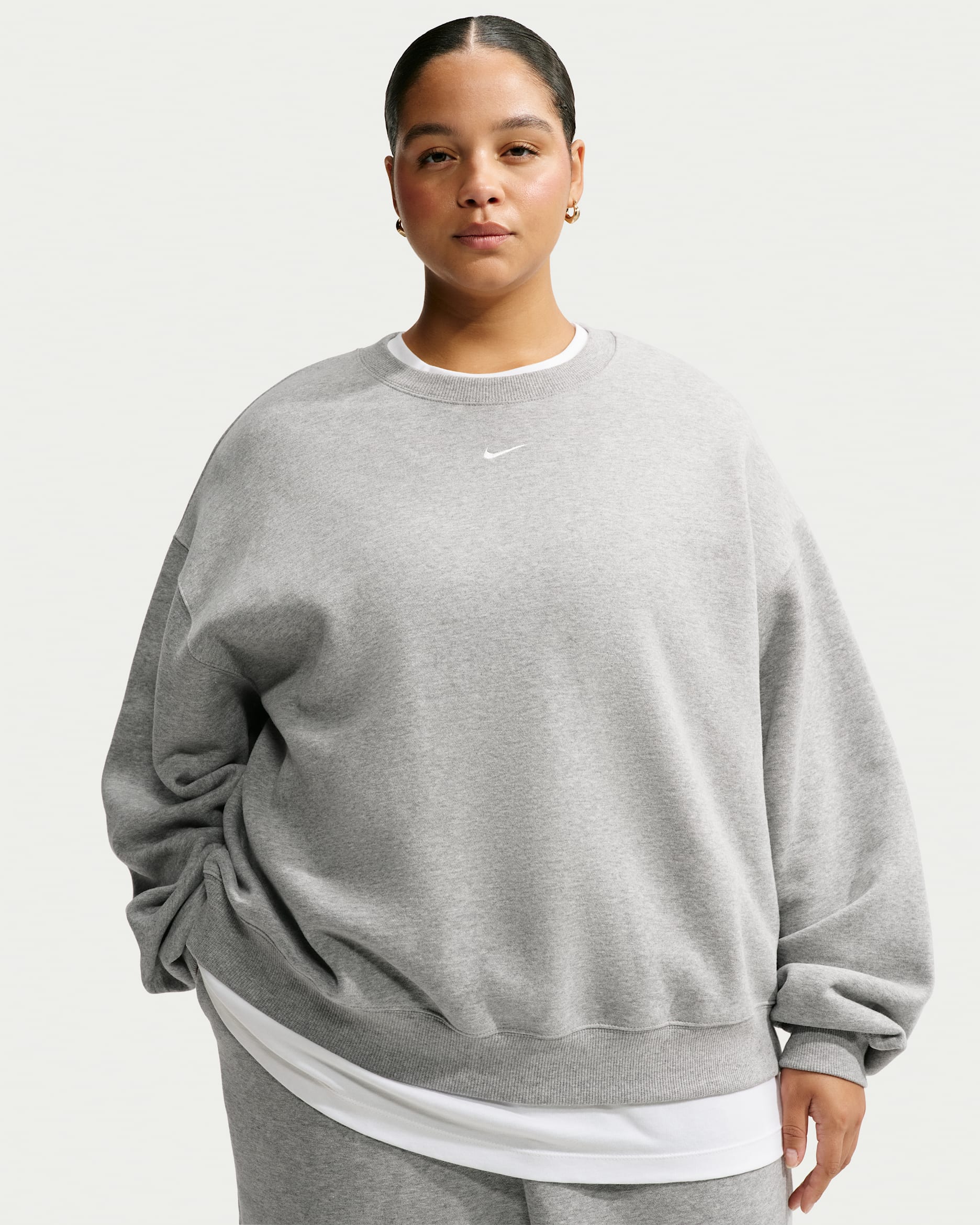 Sudadera de cuello redondo oversized para mujer (talla grande) Nike Studio Fleece Medium Weight - Gris oscuro jaspeado/Vela