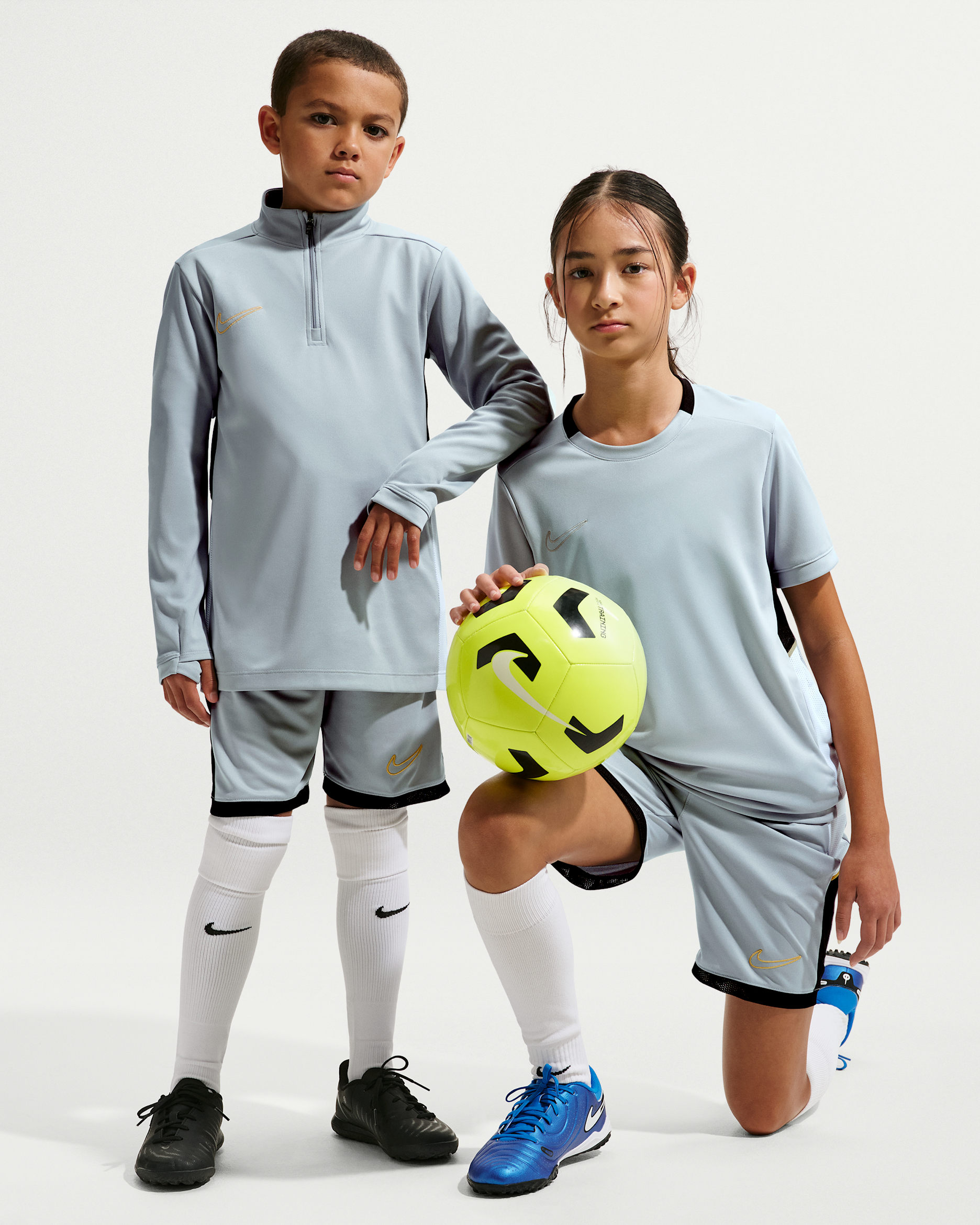 Shorts de fútbol de tejido Knit Dri-FIT para niños talla grande Nike Academy - Gris humo claro/Blanco/Negro/Oro metalizado