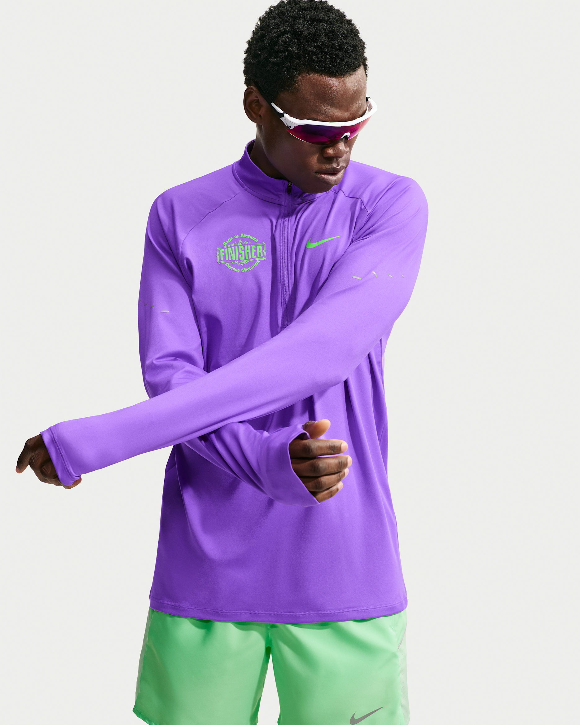 Playera de correr Nike Stride Dri-FIT de medio cierre para hombre - Uva acción/Verde strike