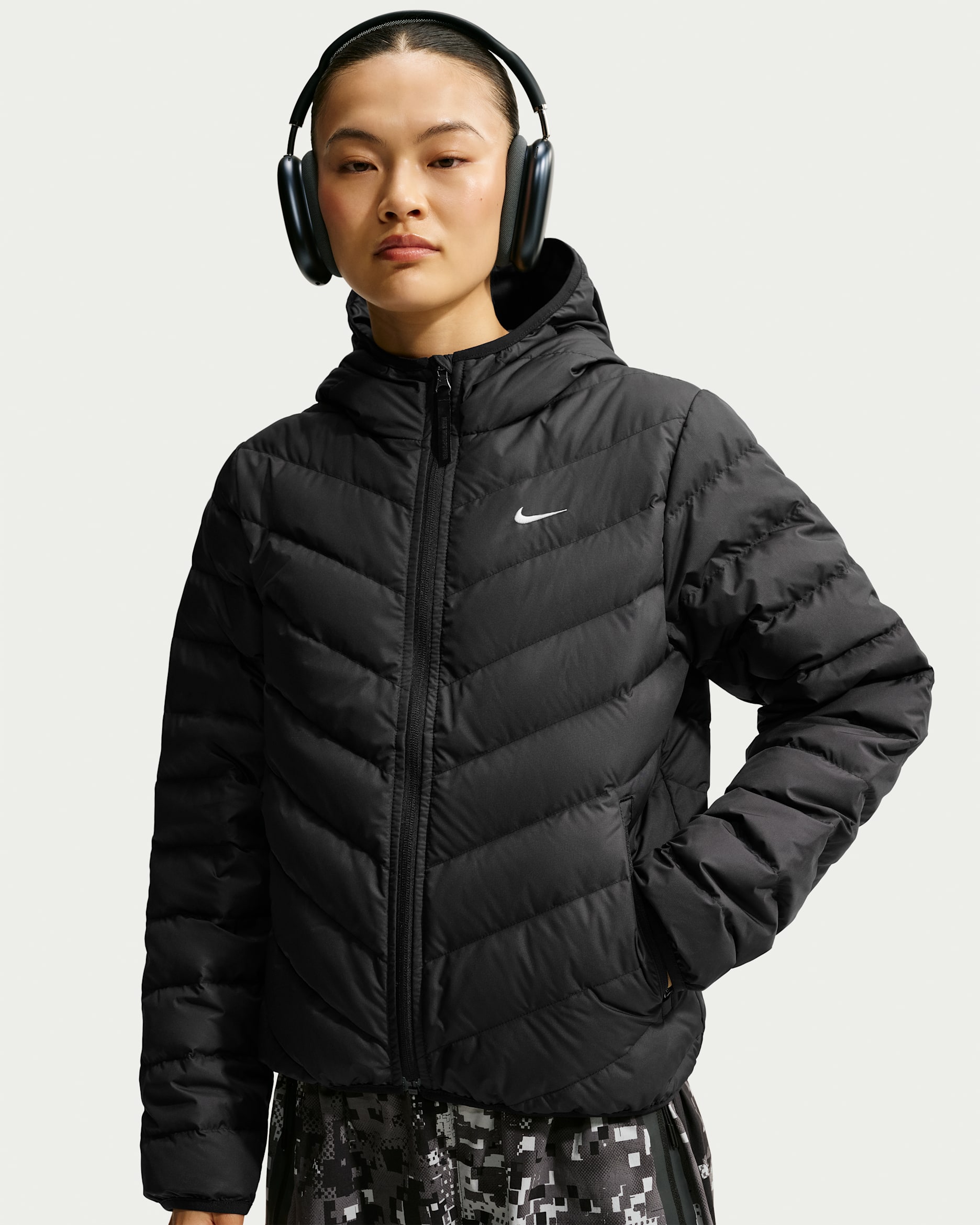 Chamarra de plumón Therma-FIT con gorro para mujer Nike Sportswear Windpuffer - Negro/Negro/Vela