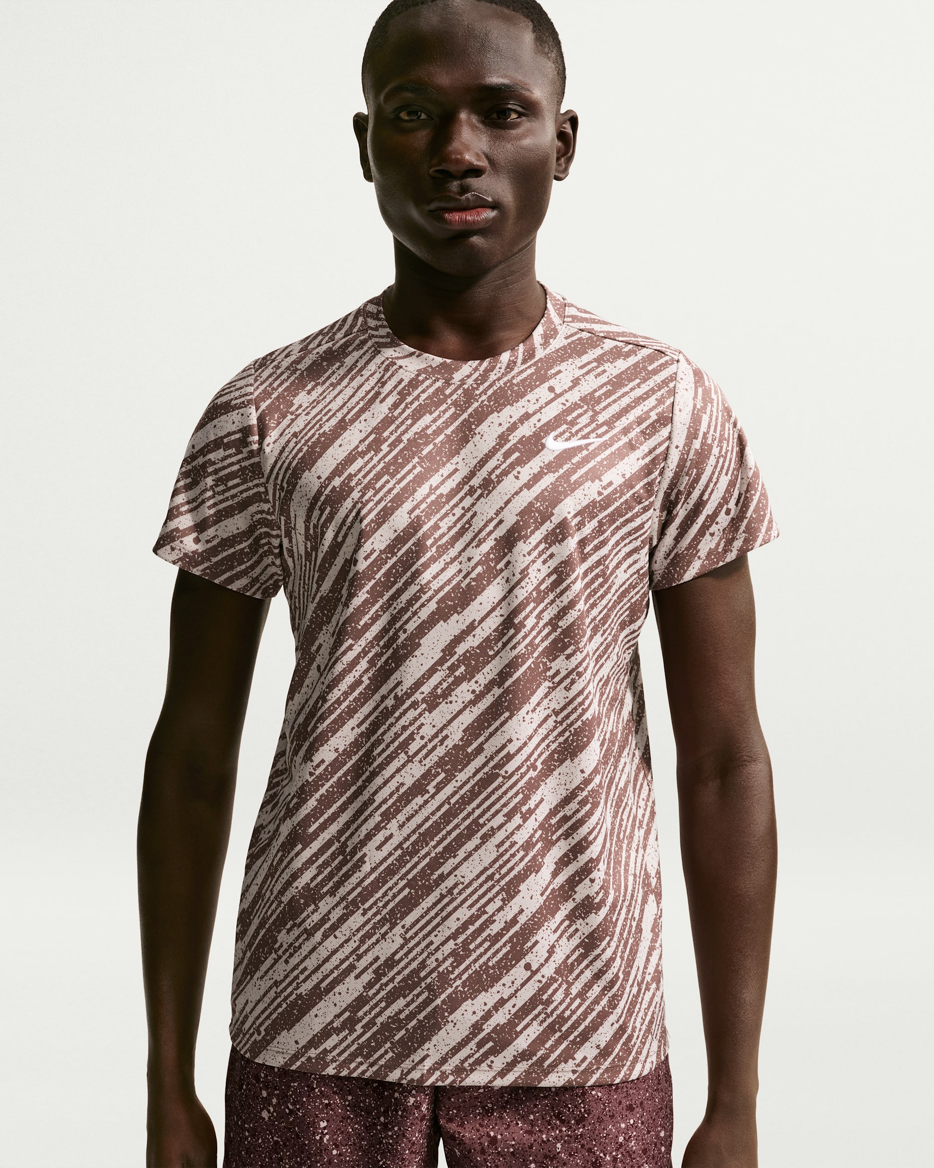 Playera de tenis Dri-FIT para hombre NikeCourt Victory - Violeta platino/Blanco