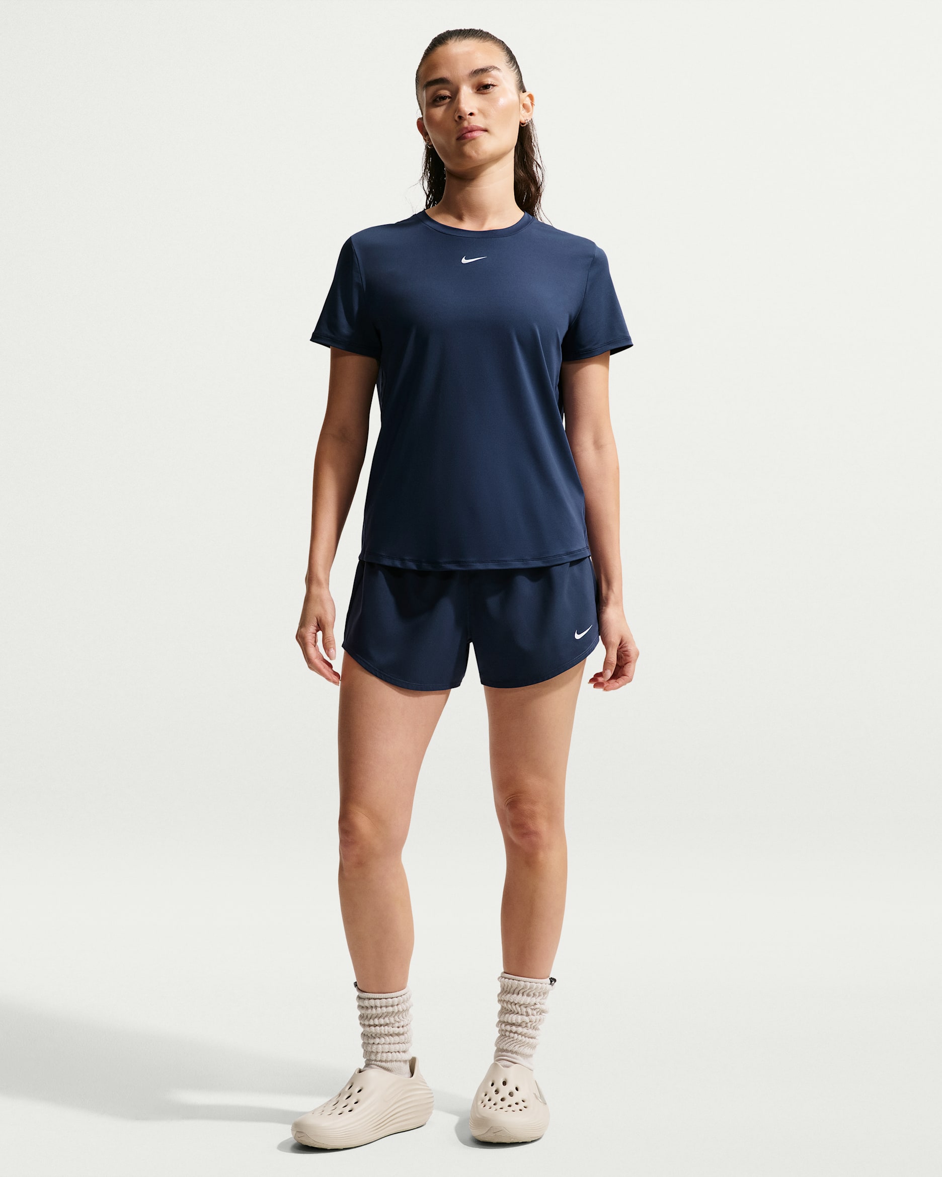 Dámské 8cm kraťasy Dri-FIT Nike One se středně vysokým pasem a všitými kalhotkami - Midnight Navy/Bílá