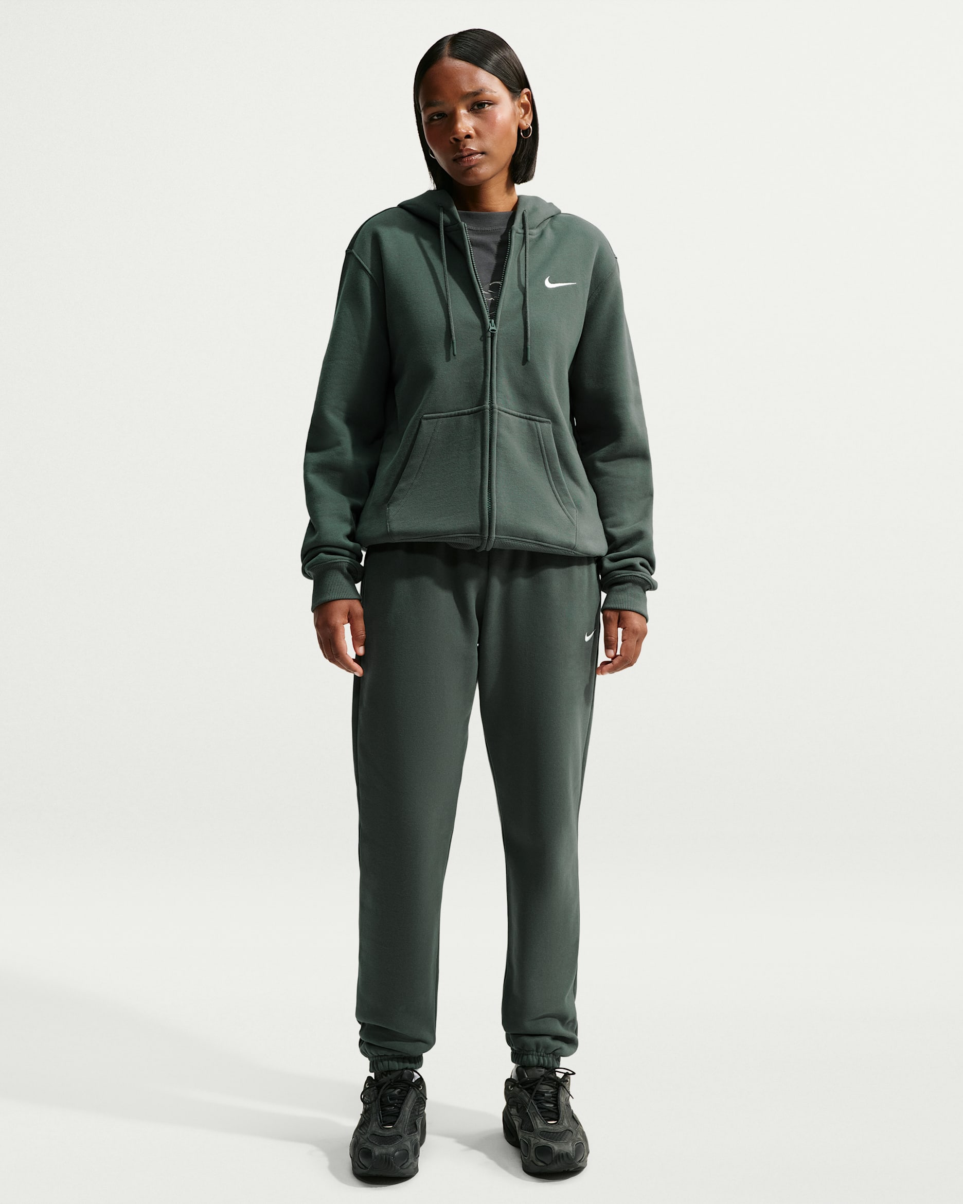 Nike Studio Fleece mellomtykk bukse med middels høy midje og mansjetter til dame - Camo Green/Sail