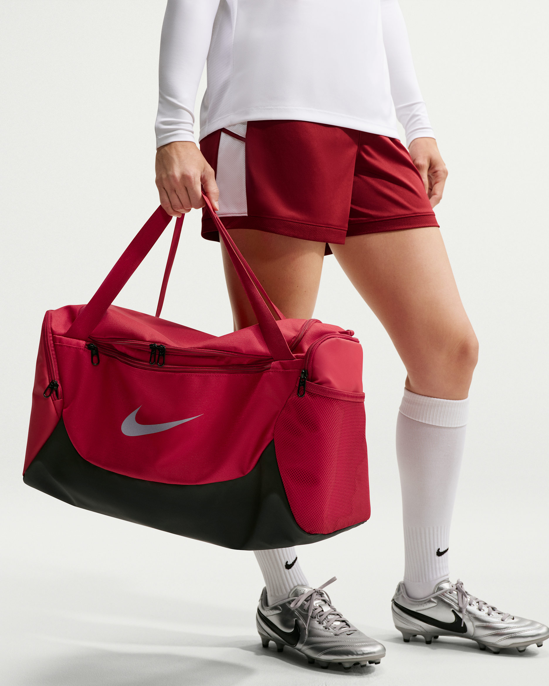 Nike Brasilia Trainingstasche (klein, 40 l) - Tough Red/Schwarz/Reflect Silver