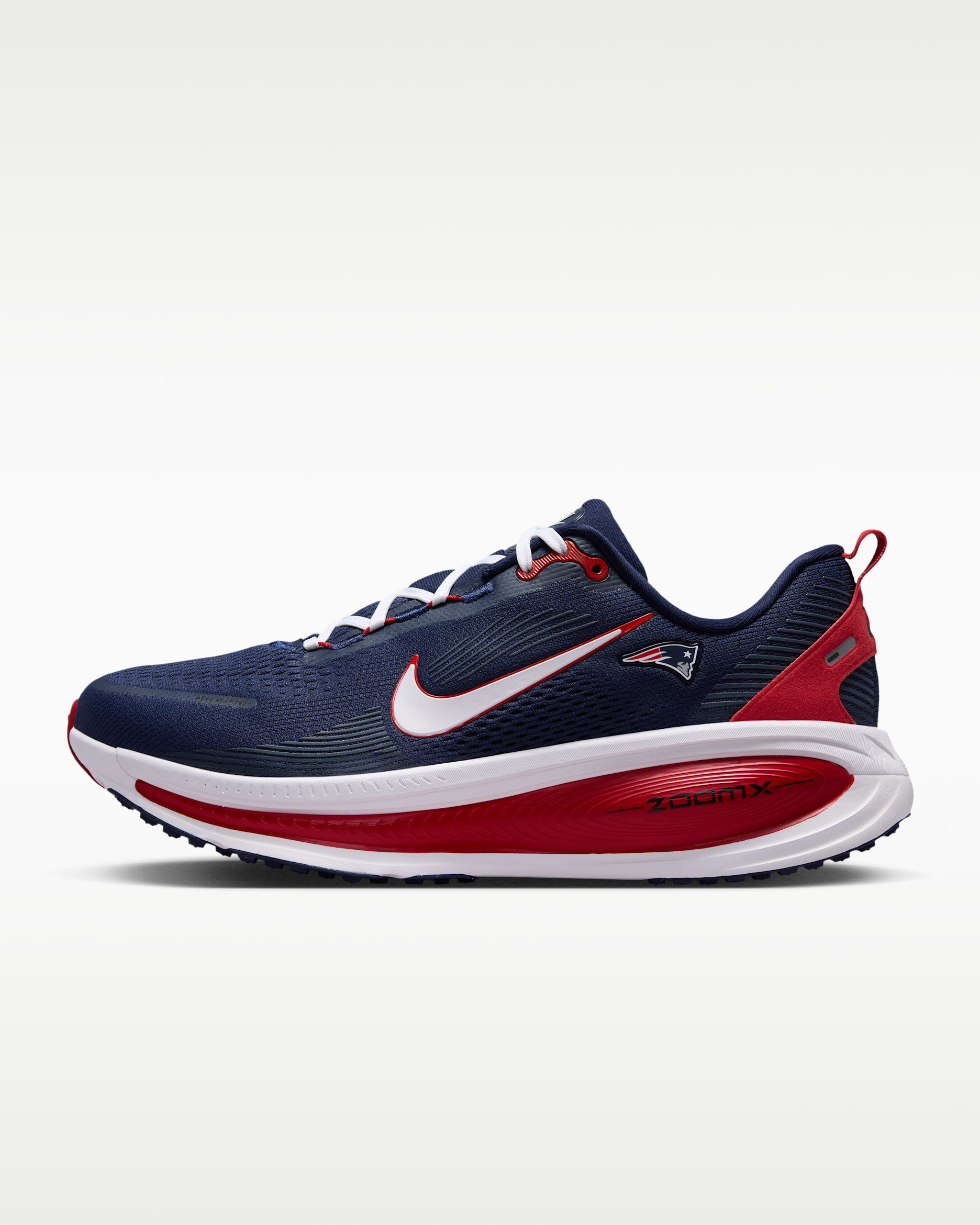 Tenis de correr en pavimento de la NFL para hombre Nike Vomero 18 (New England Patriots) - Azul marino universitario/Rojo universitario/Blanco
