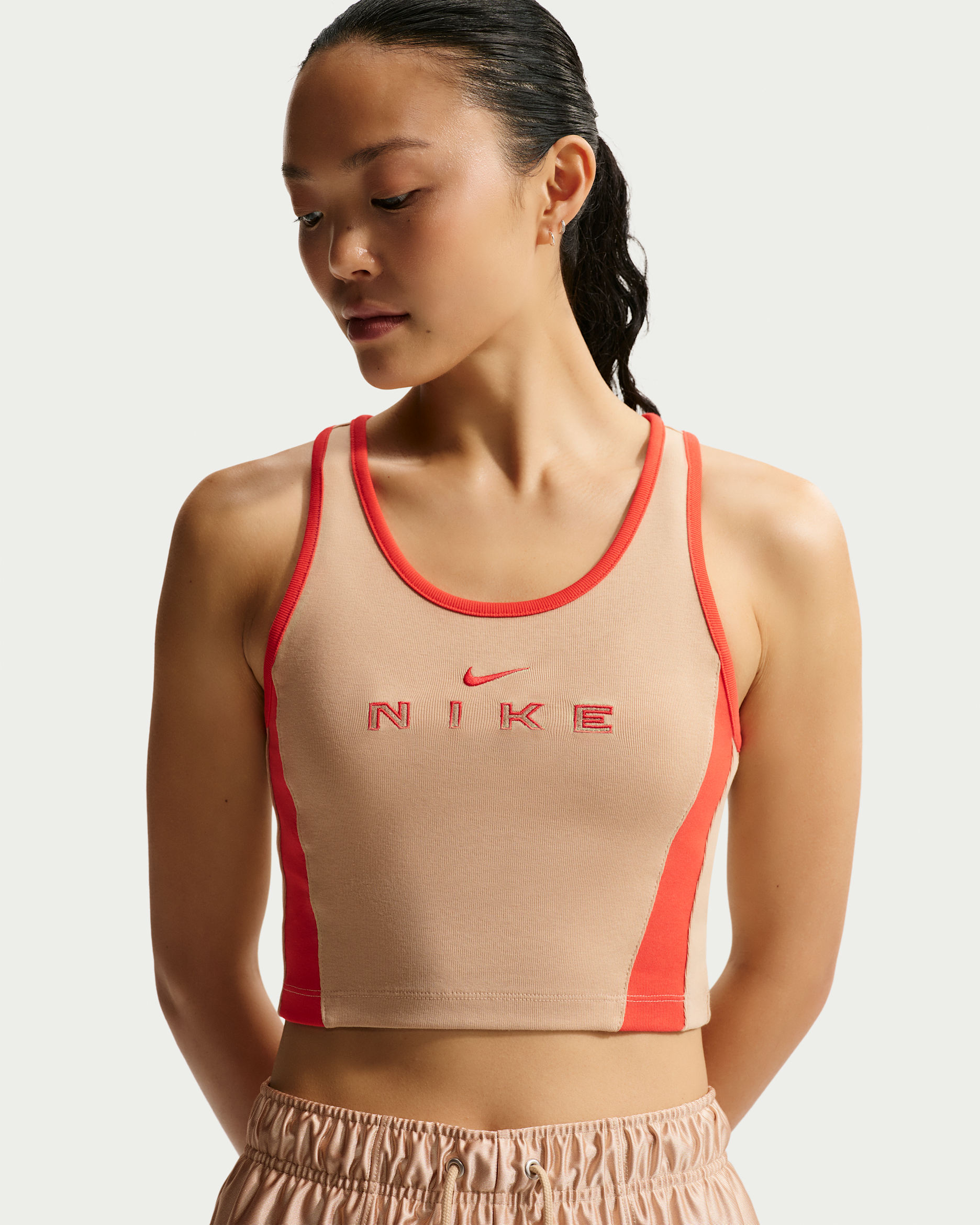 나이키 스포츠웨어 여성 타이트 그래픽 탱크 탑 - 리넨/라이트 크림슨