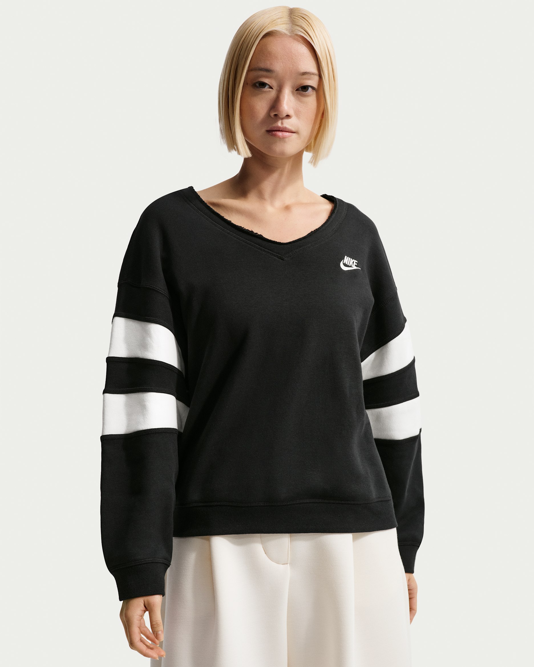 나이키 스포츠웨어 클럽 플리스 여성 오버사이즈 브이넥 스웻셔츠 - 블랙/세일/세일