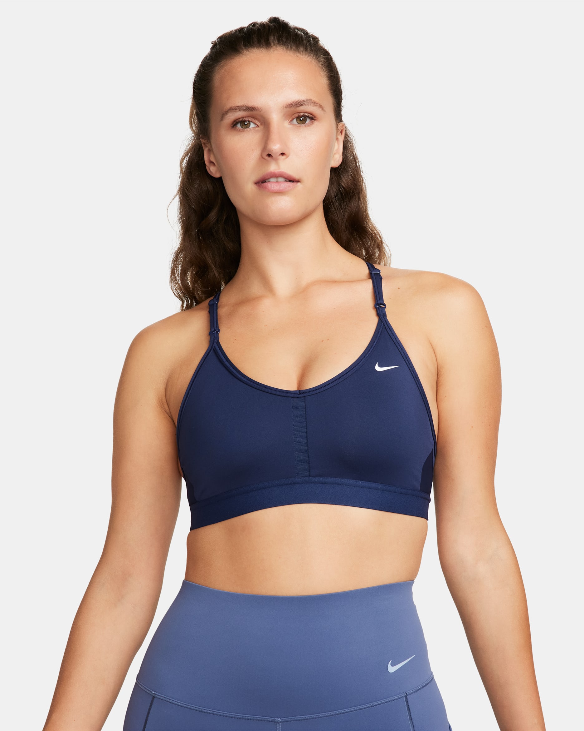 Bra deportivo acolchado de baja sujeción con cuello en V para mujer Nike Indy - Azul marino medianoche/Azul marino medianoche/Azul marino medianoche/Blanco