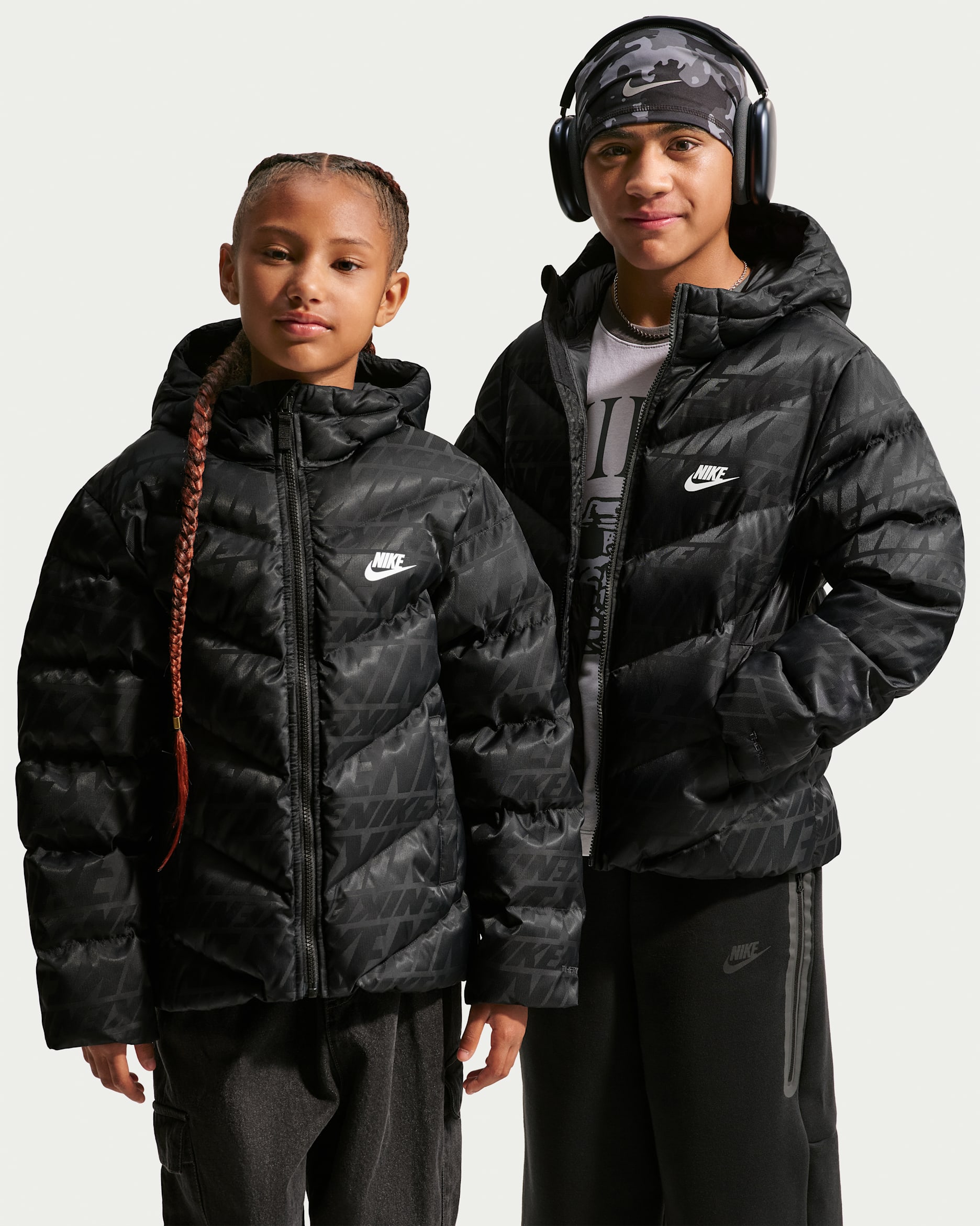 Pufferjacka Nike Sportswear "All Day Play" Therma-FIT med huva och ledig passform för ungdom - Svart/Vit