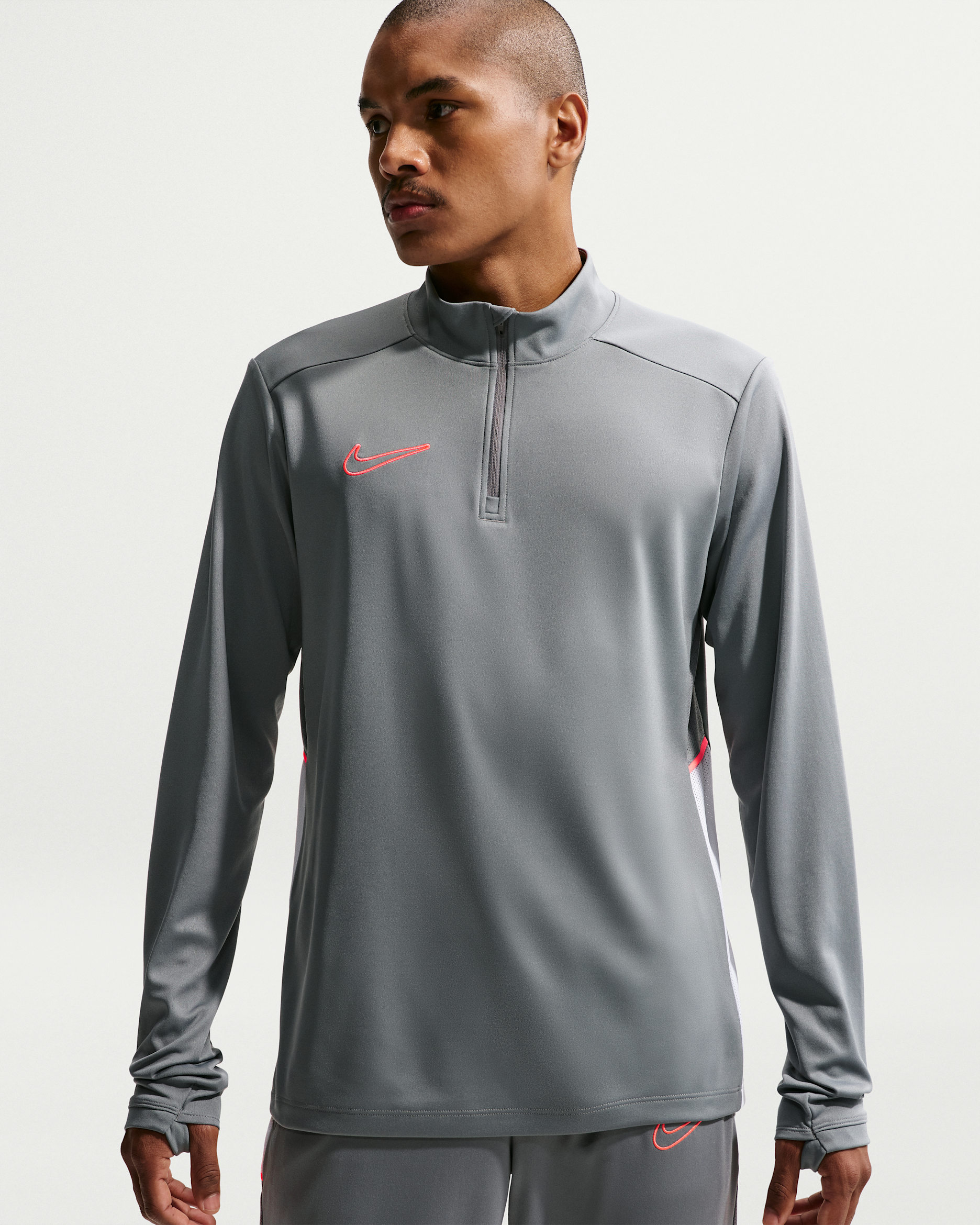 Playera de entrenamiento de fútbol Dri-FIT para hombre Nike Academy - Gris humo/Blanco/Ponche cálido/Ponche cálido
