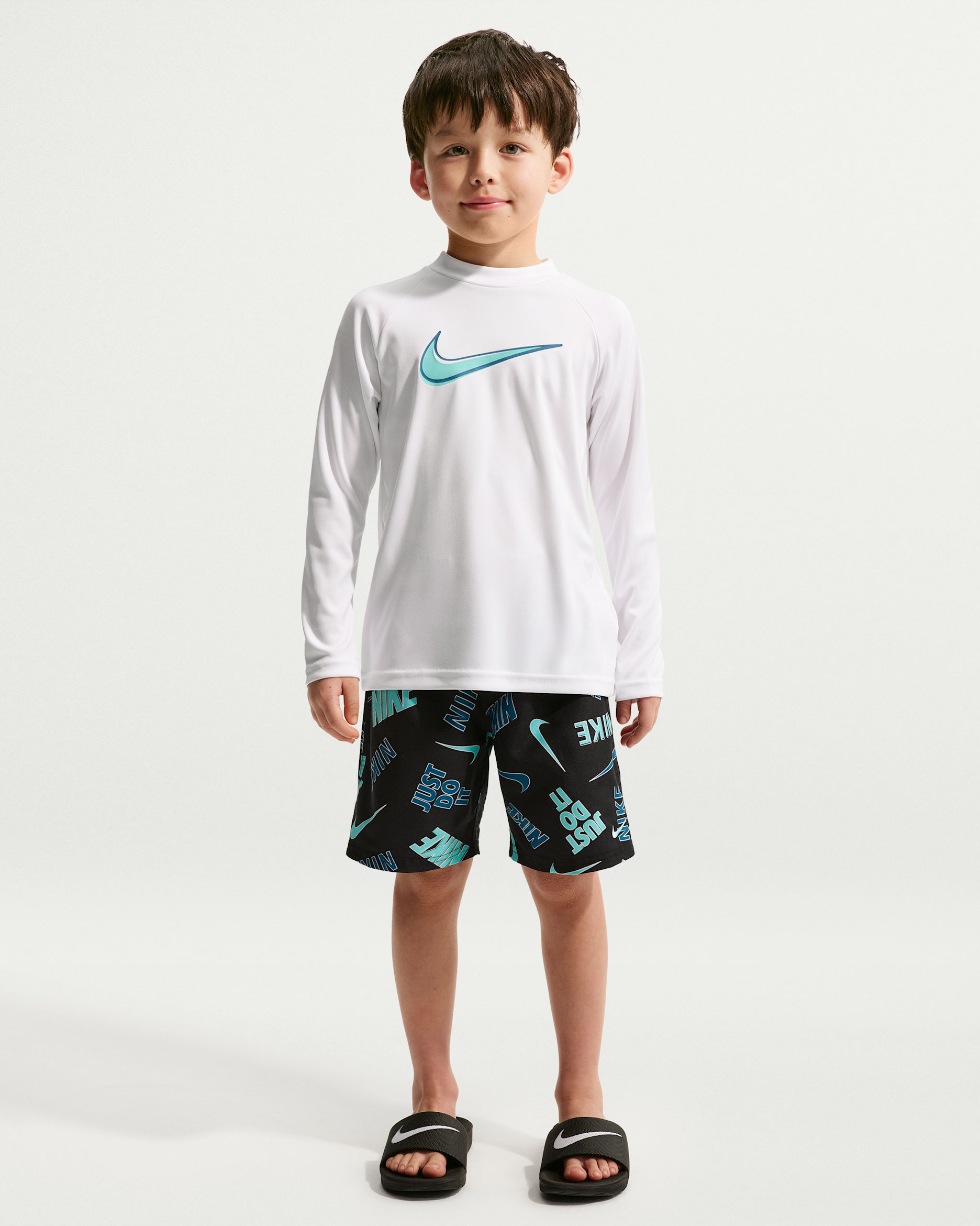 Shorts de playa o alberca con forro de ropa interior de 13 cm para niño talla pequeña Nike Swim Breaker Logo Tape - Negro/Negro/Polvo fotón/Turquesa desteñido