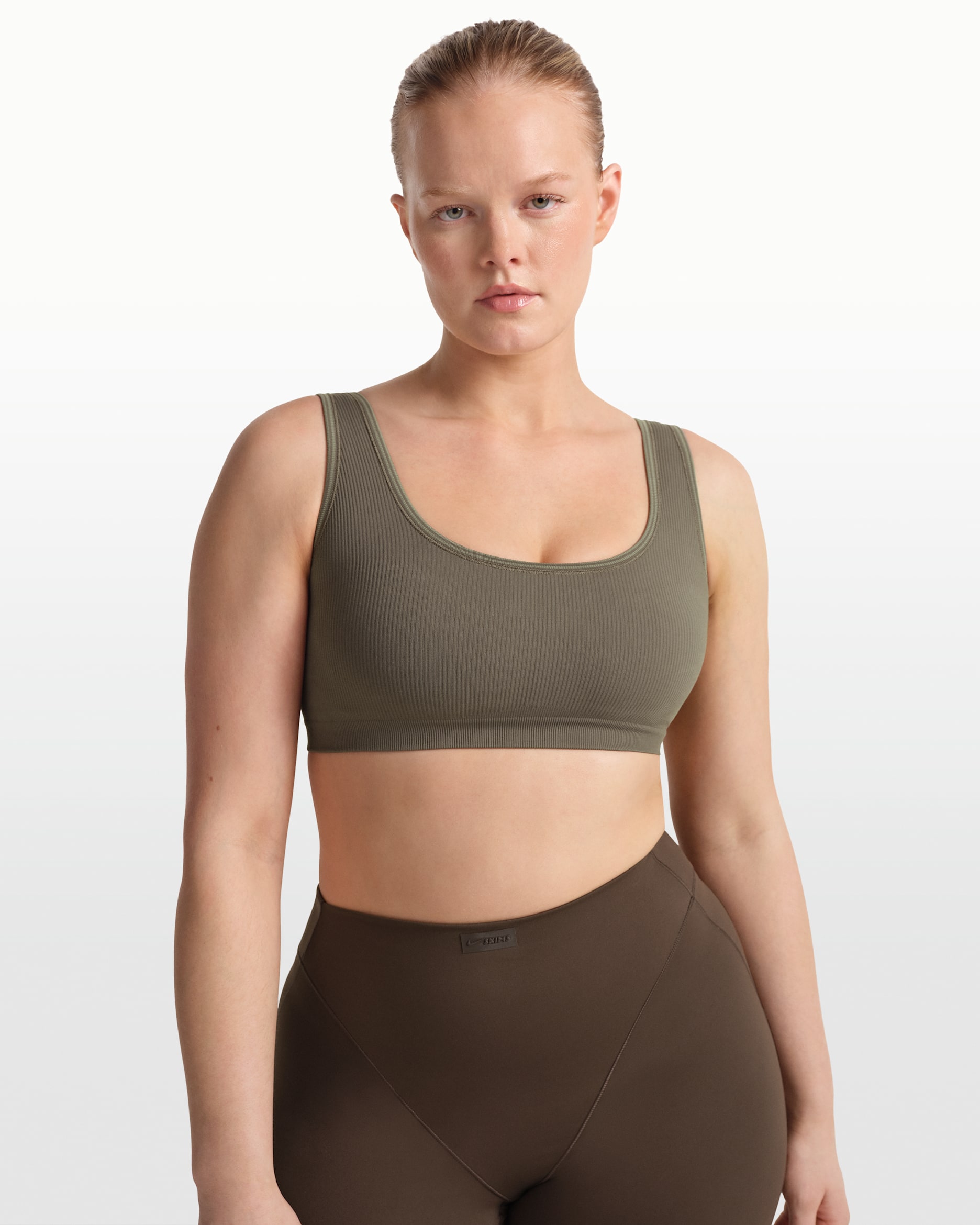NikeSKIMS Ribbed Seamless Women's Scoop Bra - NSKM DSTY OK MS/NSKM DUNE